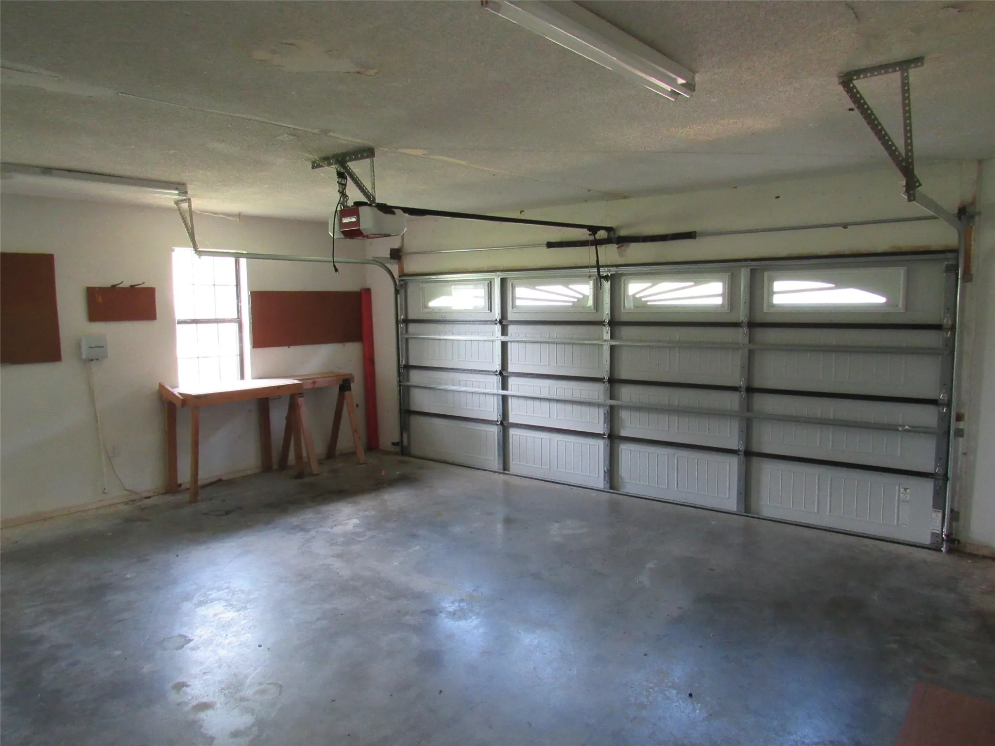 Single Family Residence For Sale in Mc Lennan County , 1048 Eagle Canyon Drive, China Spring, Texas 76633, 4 Bedroom, 3 Bathroom, 2 Garage spaces, 3,041 Sqft, built in 1993, mls#21238634, Real Estate Agent in China Spring, Homes For Sale in Mc Lennan county, Homes For Sale in China Spring, Realtor in China Spring Texas, Real Estate Brokerage Independent Realty Texas, Luminita Cordes Realtor