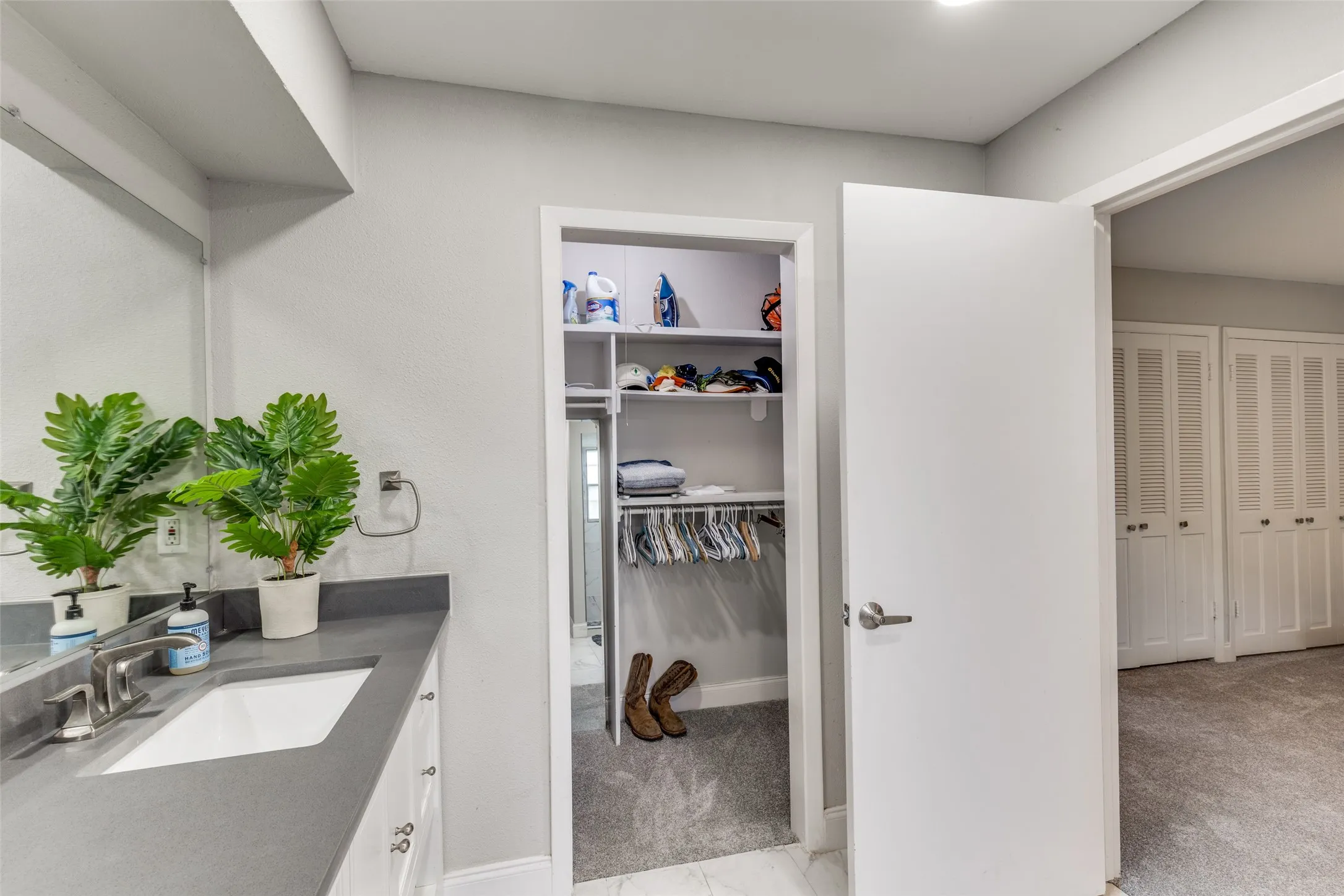 Condominium For Sale in Dallas County , 5818 E University Boulevard 236, Dallas, Texas 75206, 2 Bedroom, 2 Bathroom, Garage spaces, 1,420 Sqft, built in 1962, Preowned, mls#21238652, Real Estate Agent in Dallas, Homes For Sale in Dallas county, Homes For Sale in Dallas, Realtor in Dallas Texas, Real Estate Brokerage Independent Realty Texas, Luminita Cordes Realtor
