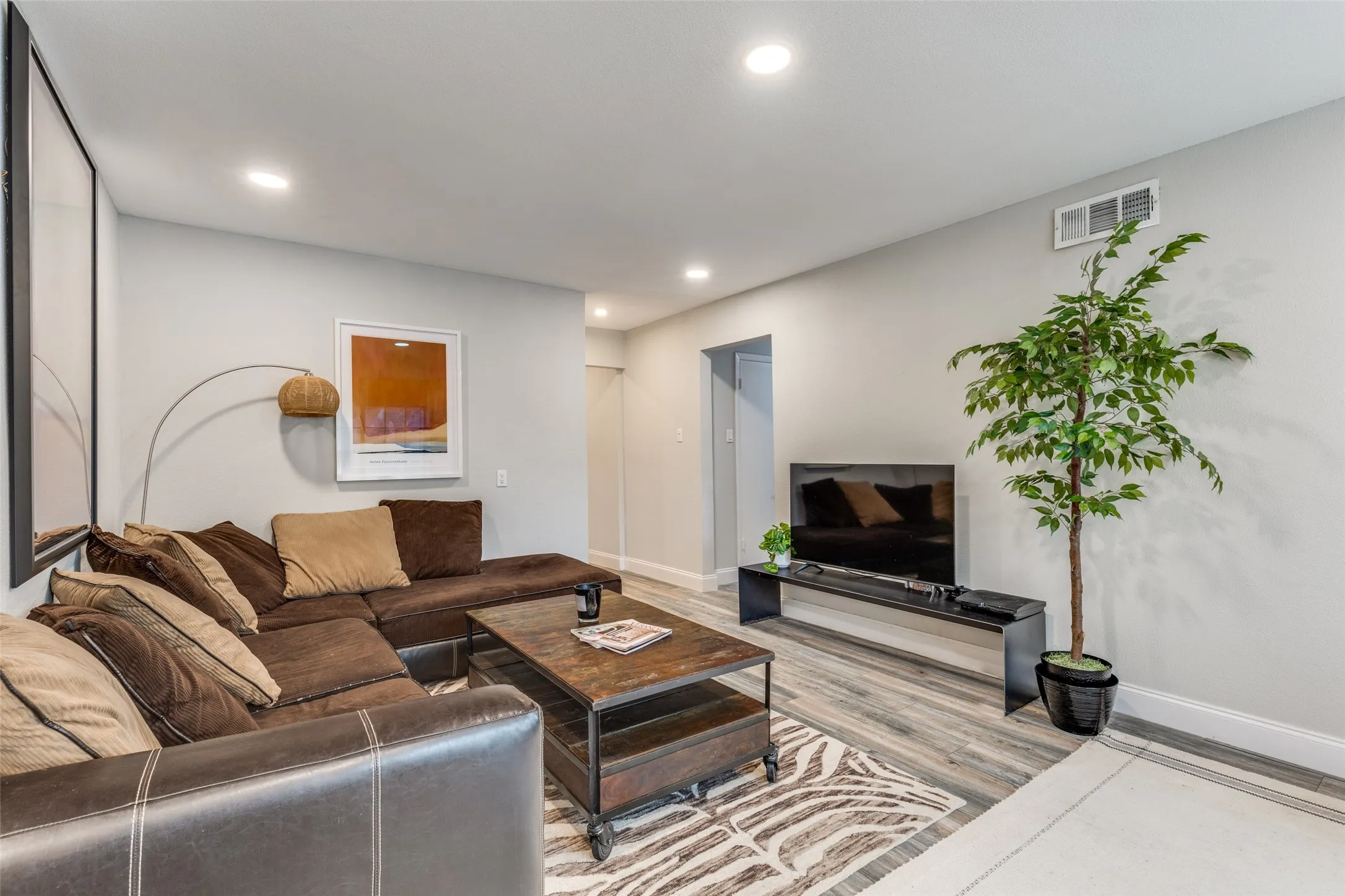 Condominium For Sale in Dallas County , 5818 E University Boulevard 236, Dallas, Texas 75206, 2 Bedroom, 2 Bathroom, Garage spaces, 1,420 Sqft, built in 1962, Preowned, mls#21238652, Real Estate Agent in Dallas, Homes For Sale in Dallas county, Homes For Sale in Dallas, Realtor in Dallas Texas, Real Estate Brokerage Independent Realty Texas, Luminita Cordes Realtor