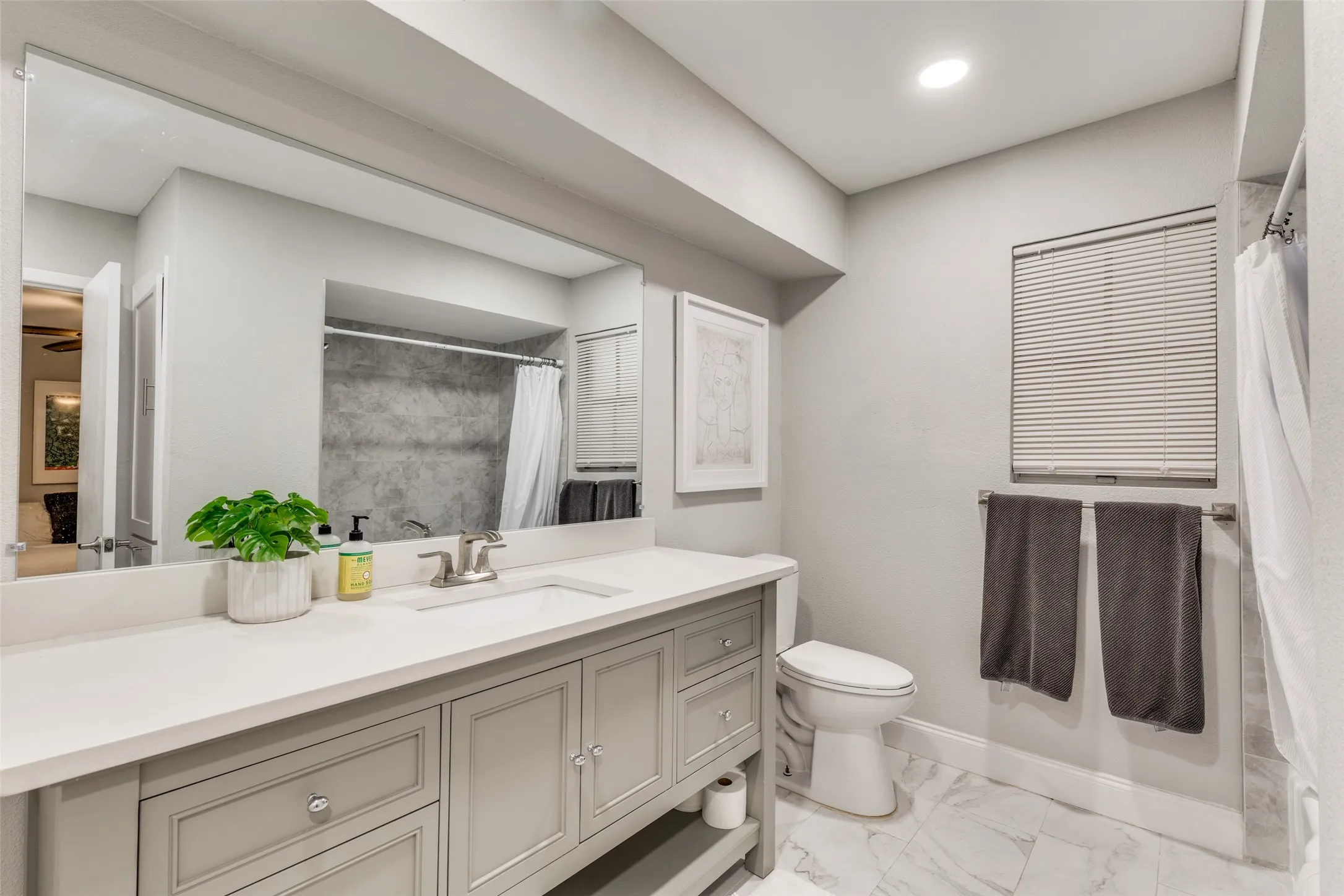 Condominium For Sale in Dallas County , 5818 E University Boulevard 236, Dallas, Texas 75206, 2 Bedroom, 2 Bathroom, Garage spaces, 1,420 Sqft, built in 1962, Preowned, mls#21238652, Real Estate Agent in Dallas, Homes For Sale in Dallas county, Homes For Sale in Dallas, Realtor in Dallas Texas, Real Estate Brokerage Independent Realty Texas, Luminita Cordes Realtor