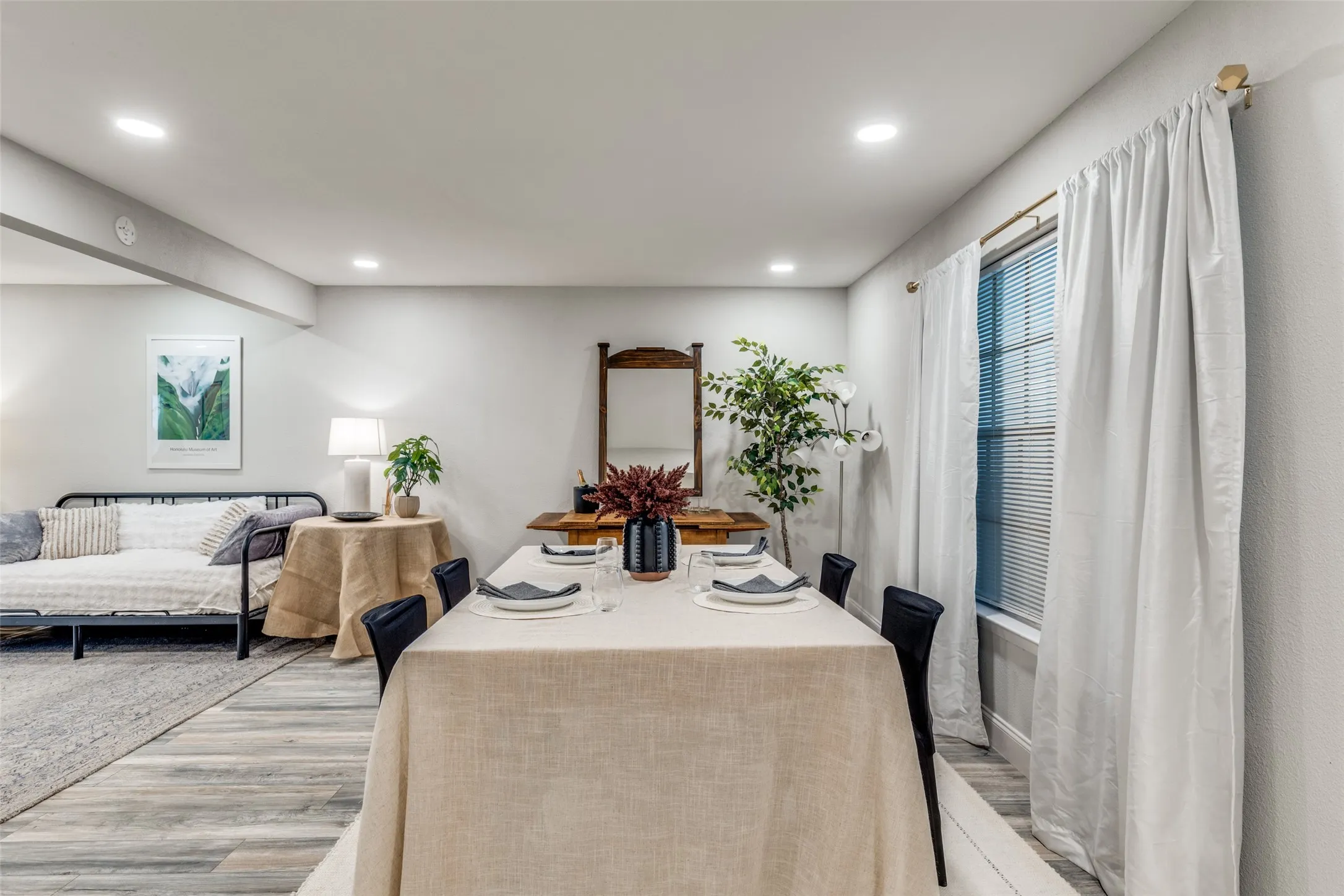 Condominium For Sale in Dallas County , 5818 E University Boulevard 236, Dallas, Texas 75206, 2 Bedroom, 2 Bathroom, Garage spaces, 1,420 Sqft, built in 1962, Preowned, mls#21238652, Real Estate Agent in Dallas, Homes For Sale in Dallas county, Homes For Sale in Dallas, Realtor in Dallas Texas, Real Estate Brokerage Independent Realty Texas, Luminita Cordes Realtor