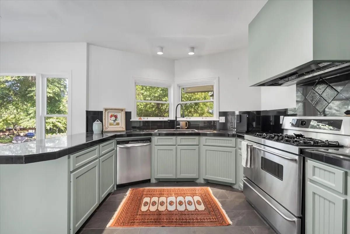 Single Family Residence For Sale in Smith County , 1420 S Donnybrook Avenue, Tyler, Texas 75701, 3 Bedrooms, 3 Bathrooms, 2 Garage spaces, 3,112 Sqft, built in 1947, Preowned, Price $499,000, mls#21235966, Real Estate Agent in Tyler, Homes For Sale in Smith county, Homes For Sale in Tyler, Realtor in Tyler Texas, Real Estate Brokerage Independent Realty Texas, Luminita Cordes Realtor