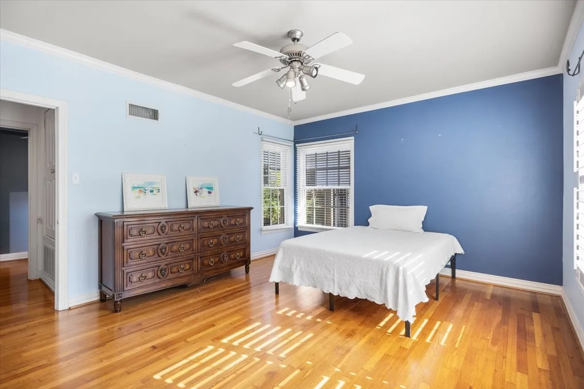 Single Family Residence For Sale in Smith County , 1420 S Donnybrook Avenue, Tyler, Texas 75701, 3 Bedrooms, 3 Bathrooms, 2 Garage spaces, 3,112 Sqft, built in 1947, Preowned, Price $499,000, mls#21235966, Real Estate Agent in Tyler, Homes For Sale in Smith county, Homes For Sale in Tyler, Realtor in Tyler Texas, Real Estate Brokerage Independent Realty Texas, Luminita Cordes Realtor