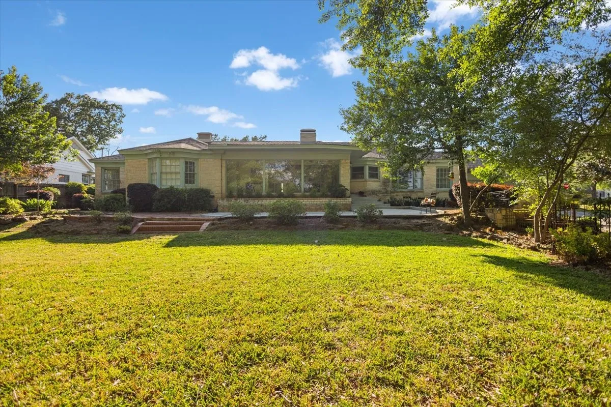 Single Family Residence For Sale in Smith County , 1420 S Donnybrook Avenue, Tyler, Texas 75701, 3 Bedrooms, 3 Bathrooms, 2 Garage spaces, 3,112 Sqft, built in 1947, Preowned, Price $499,000, mls#21235966, Real Estate Agent in Tyler, Homes For Sale in Smith county, Homes For Sale in Tyler, Realtor in Tyler Texas, Real Estate Brokerage Independent Realty Texas, Luminita Cordes Realtor