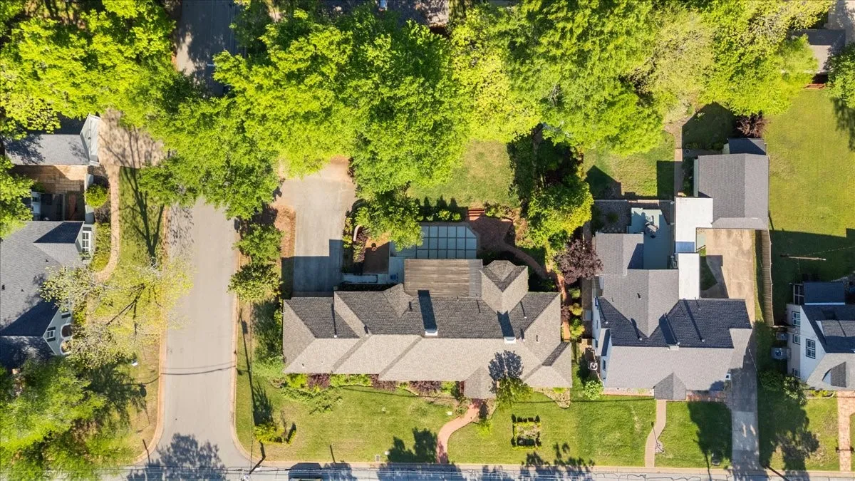 Single Family Residence For Sale in Smith County , 1420 S Donnybrook Avenue, Tyler, Texas 75701, 3 Bedrooms, 3 Bathrooms, 2 Garage spaces, 3,112 Sqft, built in 1947, Preowned, Price $499,000, mls#21235966, Real Estate Agent in Tyler, Homes For Sale in Smith county, Homes For Sale in Tyler, Realtor in Tyler Texas, Real Estate Brokerage Independent Realty Texas, Luminita Cordes Realtor