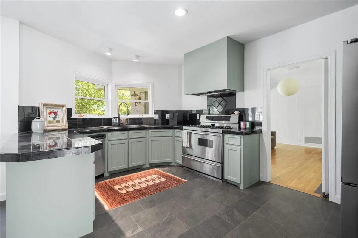 Single Family Residence For Sale in Smith County , 1420 S Donnybrook Avenue, Tyler, Texas 75701, 3 Bedrooms, 3 Bathrooms, 2 Garage spaces, 3,112 Sqft, built in 1947, Preowned, Price $499,000, mls#21235966, Real Estate Agent in Tyler, Homes For Sale in Smith county, Homes For Sale in Tyler, Realtor in Tyler Texas, Real Estate Brokerage Independent Realty Texas, Luminita Cordes Realtor