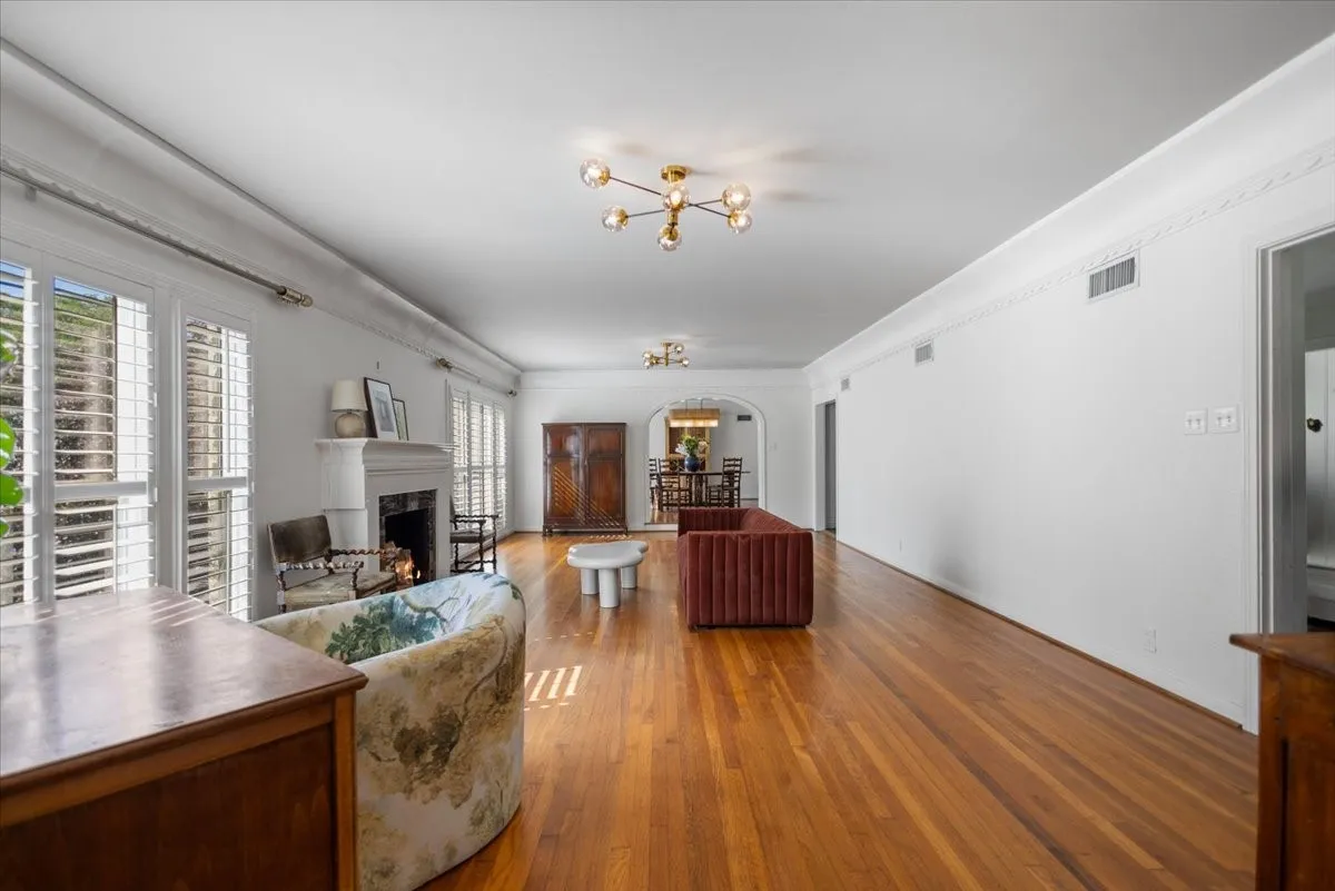 Single Family Residence For Sale in Smith County , 1420 S Donnybrook Avenue, Tyler, Texas 75701, 3 Bedrooms, 3 Bathrooms, 2 Garage spaces, 3,112 Sqft, built in 1947, Preowned, Price $499,000, mls#21235966, Real Estate Agent in Tyler, Homes For Sale in Smith county, Homes For Sale in Tyler, Realtor in Tyler Texas, Real Estate Brokerage Independent Realty Texas, Luminita Cordes Realtor