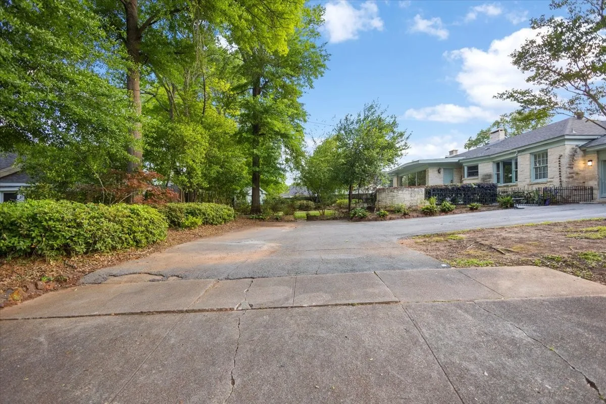 Single Family Residence For Sale in Smith County , 1420 S Donnybrook Avenue, Tyler, Texas 75701, 3 Bedrooms, 3 Bathrooms, 2 Garage spaces, 3,112 Sqft, built in 1947, Preowned, Price $499,000, mls#21235966, Real Estate Agent in Tyler, Homes For Sale in Smith county, Homes For Sale in Tyler, Realtor in Tyler Texas, Real Estate Brokerage Independent Realty Texas, Luminita Cordes Realtor