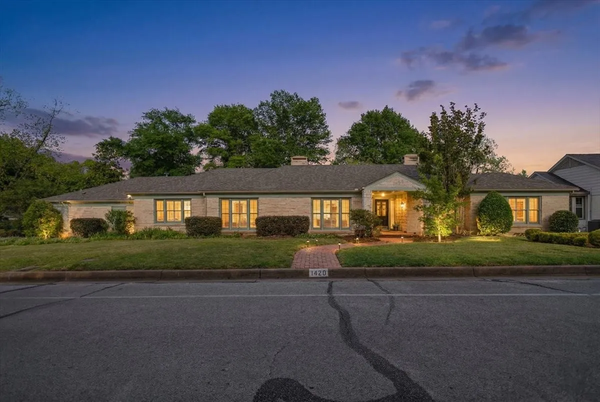 Single Family Residence For Sale in Smith County , 1420 S Donnybrook Avenue, Tyler, Texas 75701, 3 Bedrooms, 3 Bathrooms, 2 Garage spaces, 3,112 Sqft, built in 1947, Preowned, Price $499,000, mls#21235966, Real Estate Agent in Tyler, Homes For Sale in Smith county, Homes For Sale in Tyler, Realtor in Tyler Texas, Real Estate Brokerage Independent Realty Texas, Luminita Cordes Realtor