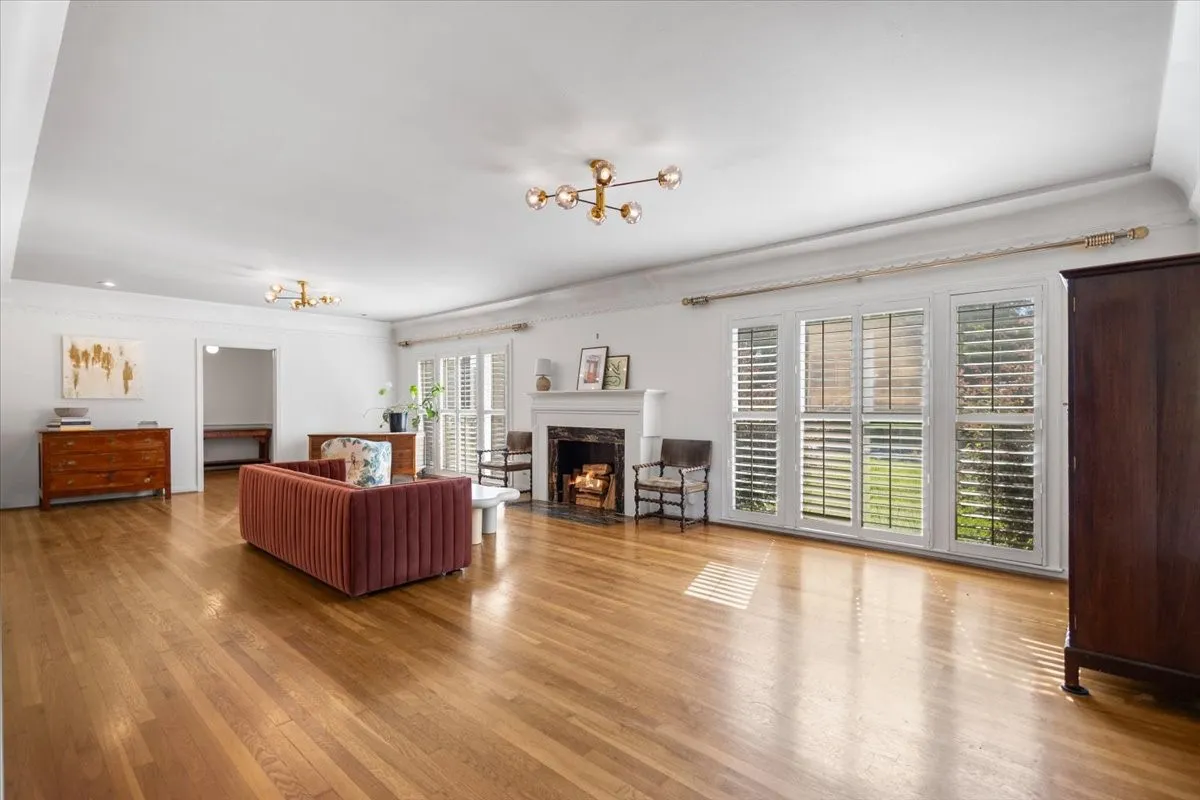 Single Family Residence For Sale in Smith County , 1420 S Donnybrook Avenue, Tyler, Texas 75701, 3 Bedrooms, 3 Bathrooms, 2 Garage spaces, 3,112 Sqft, built in 1947, Preowned, Price $499,000, mls#21235966, Real Estate Agent in Tyler, Homes For Sale in Smith county, Homes For Sale in Tyler, Realtor in Tyler Texas, Real Estate Brokerage Independent Realty Texas, Luminita Cordes Realtor