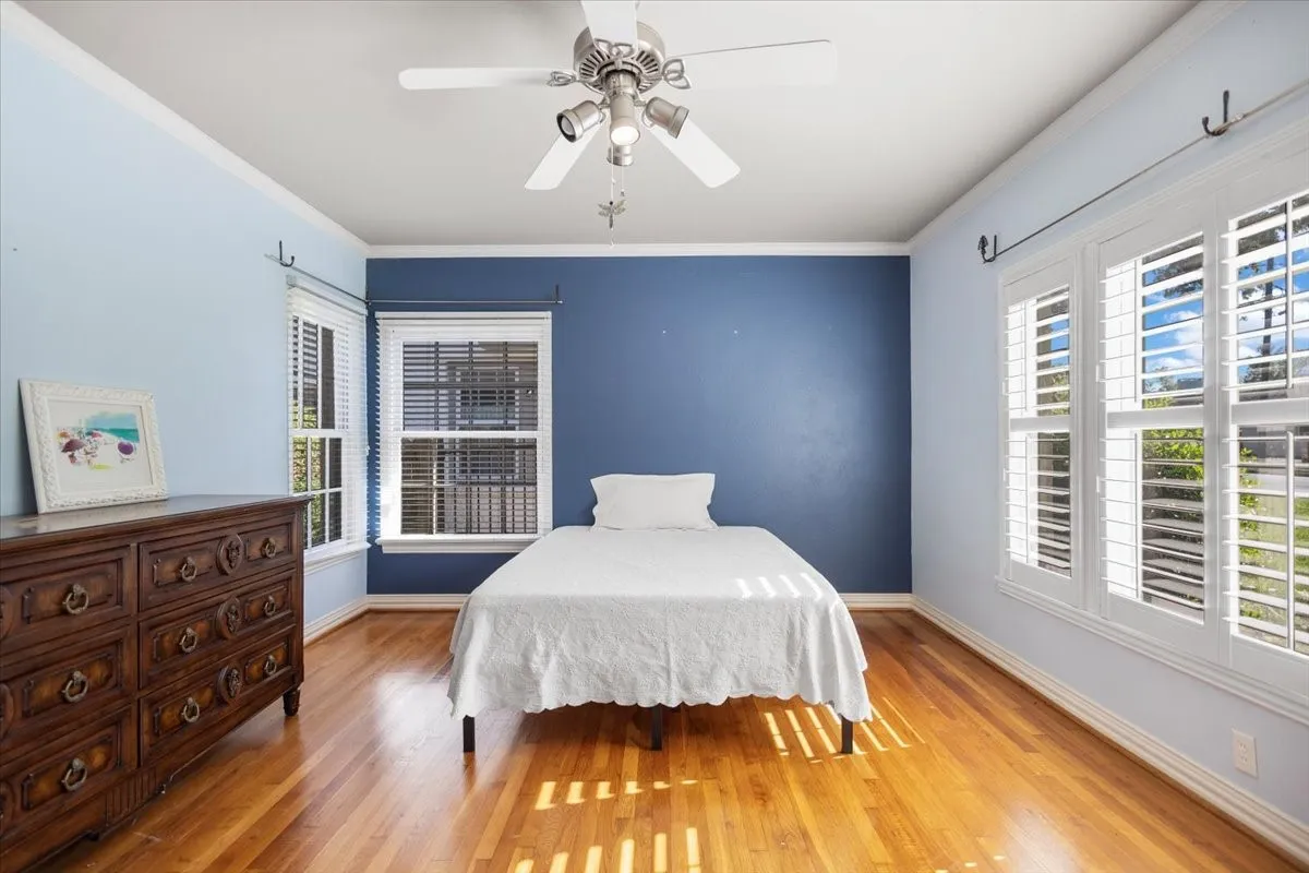 Single Family Residence For Sale in Smith County , 1420 S Donnybrook Avenue, Tyler, Texas 75701, 3 Bedrooms, 3 Bathrooms, 2 Garage spaces, 3,112 Sqft, built in 1947, Preowned, Price $499,000, mls#21235966, Real Estate Agent in Tyler, Homes For Sale in Smith county, Homes For Sale in Tyler, Realtor in Tyler Texas, Real Estate Brokerage Independent Realty Texas, Luminita Cordes Realtor
