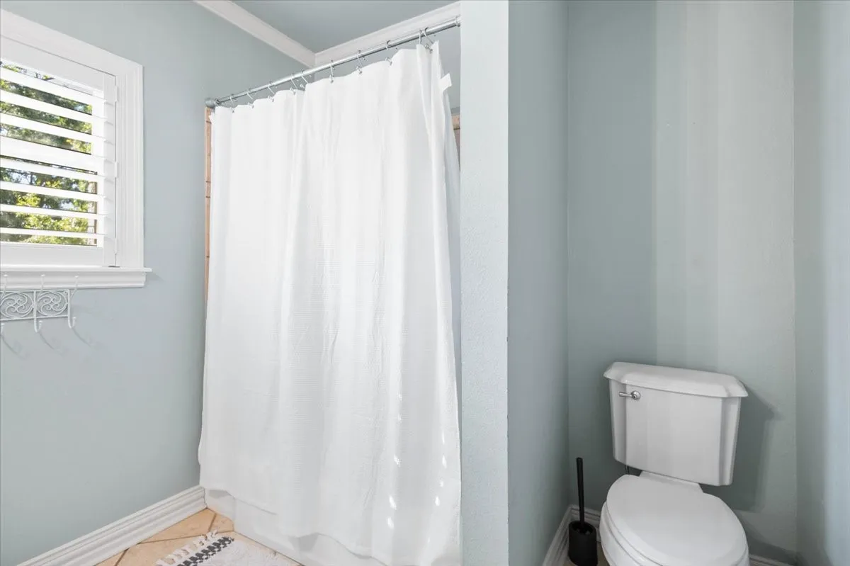 Single Family Residence For Sale in Smith County , 1420 S Donnybrook Avenue, Tyler, Texas 75701, 3 Bedrooms, 3 Bathrooms, 2 Garage spaces, 3,112 Sqft, built in 1947, Preowned, Price $499,000, mls#21235966, Real Estate Agent in Tyler, Homes For Sale in Smith county, Homes For Sale in Tyler, Realtor in Tyler Texas, Real Estate Brokerage Independent Realty Texas, Luminita Cordes Realtor