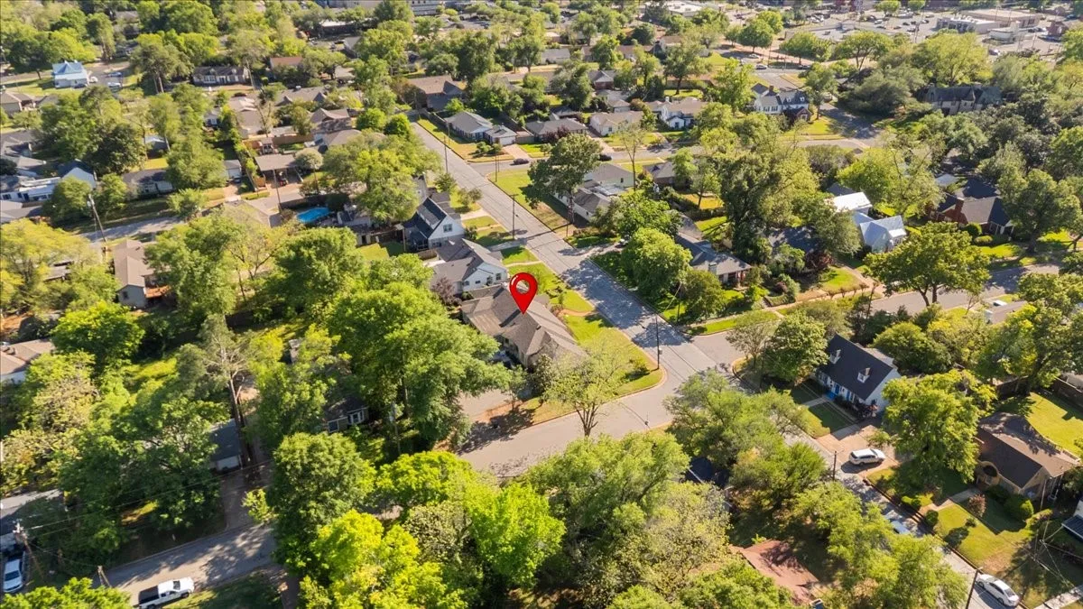 Single Family Residence For Sale in Smith County , 1420 S Donnybrook Avenue, Tyler, Texas 75701, 3 Bedrooms, 3 Bathrooms, 2 Garage spaces, 3,112 Sqft, built in 1947, Preowned, Price $499,000, mls#21235966, Real Estate Agent in Tyler, Homes For Sale in Smith county, Homes For Sale in Tyler, Realtor in Tyler Texas, Real Estate Brokerage Independent Realty Texas, Luminita Cordes Realtor