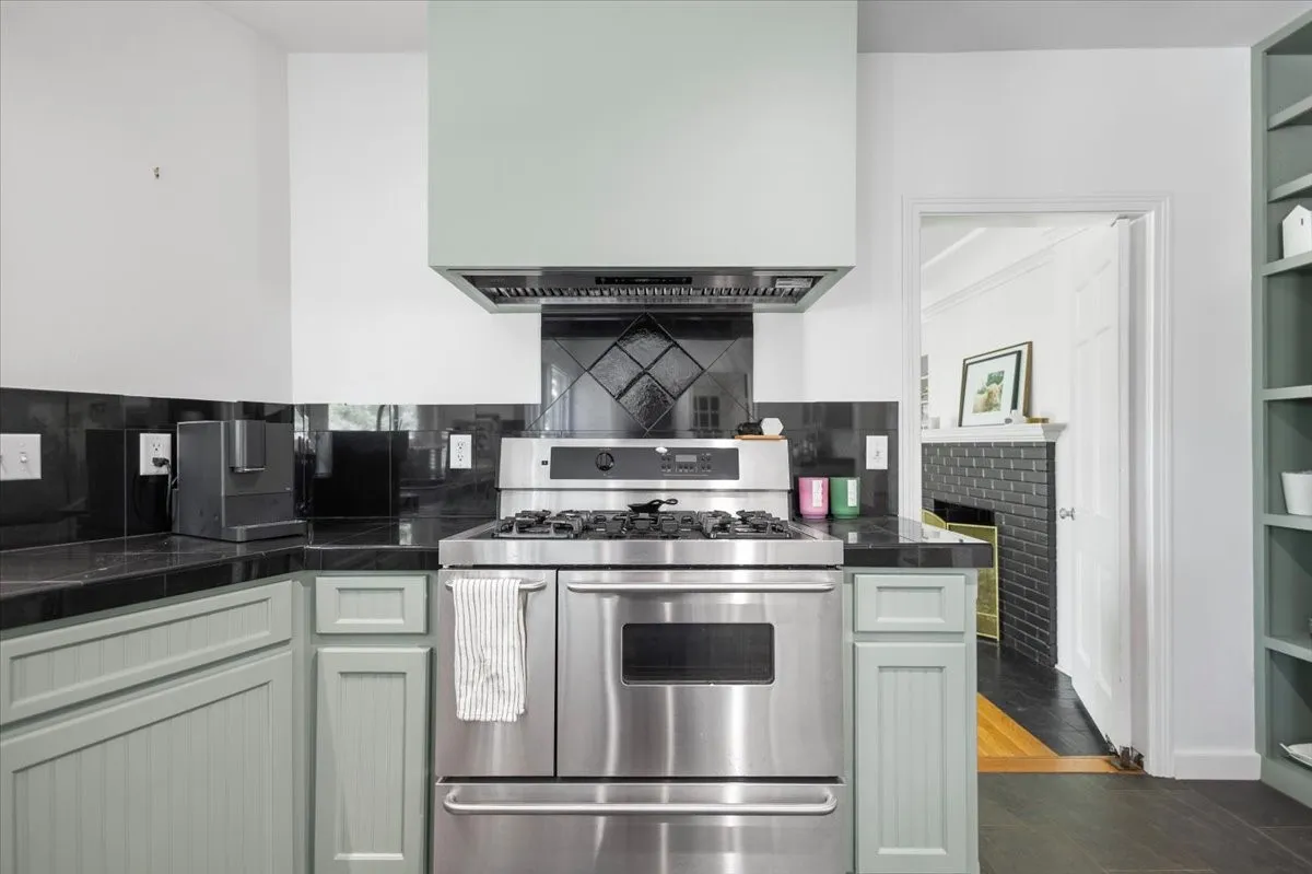 Single Family Residence For Sale in Smith County , 1420 S Donnybrook Avenue, Tyler, Texas 75701, 3 Bedrooms, 3 Bathrooms, 2 Garage spaces, 3,112 Sqft, built in 1947, Preowned, Price $499,000, mls#21235966, Real Estate Agent in Tyler, Homes For Sale in Smith county, Homes For Sale in Tyler, Realtor in Tyler Texas, Real Estate Brokerage Independent Realty Texas, Luminita Cordes Realtor
