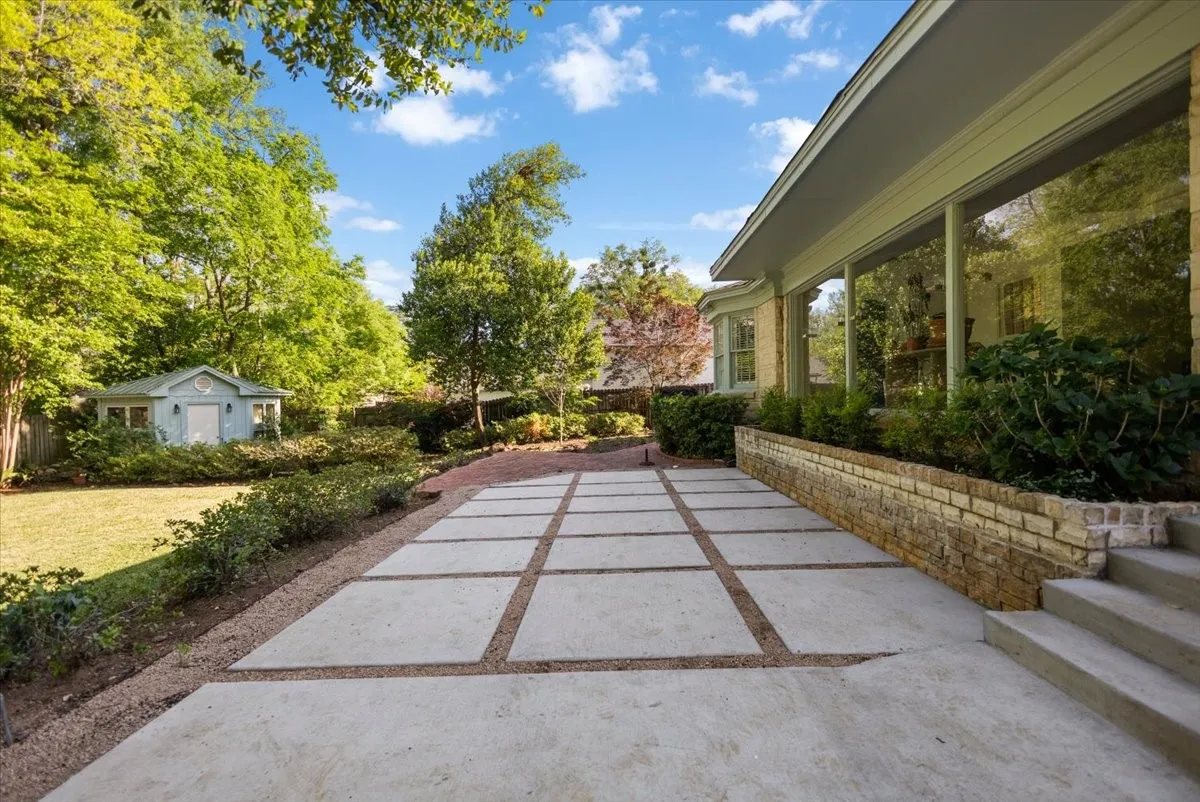 Single Family Residence For Sale in Smith County , 1420 S Donnybrook Avenue, Tyler, Texas 75701, 3 Bedrooms, 3 Bathrooms, 2 Garage spaces, 3,112 Sqft, built in 1947, Preowned, Price $499,000, mls#21235966, Real Estate Agent in Tyler, Homes For Sale in Smith county, Homes For Sale in Tyler, Realtor in Tyler Texas, Real Estate Brokerage Independent Realty Texas, Luminita Cordes Realtor