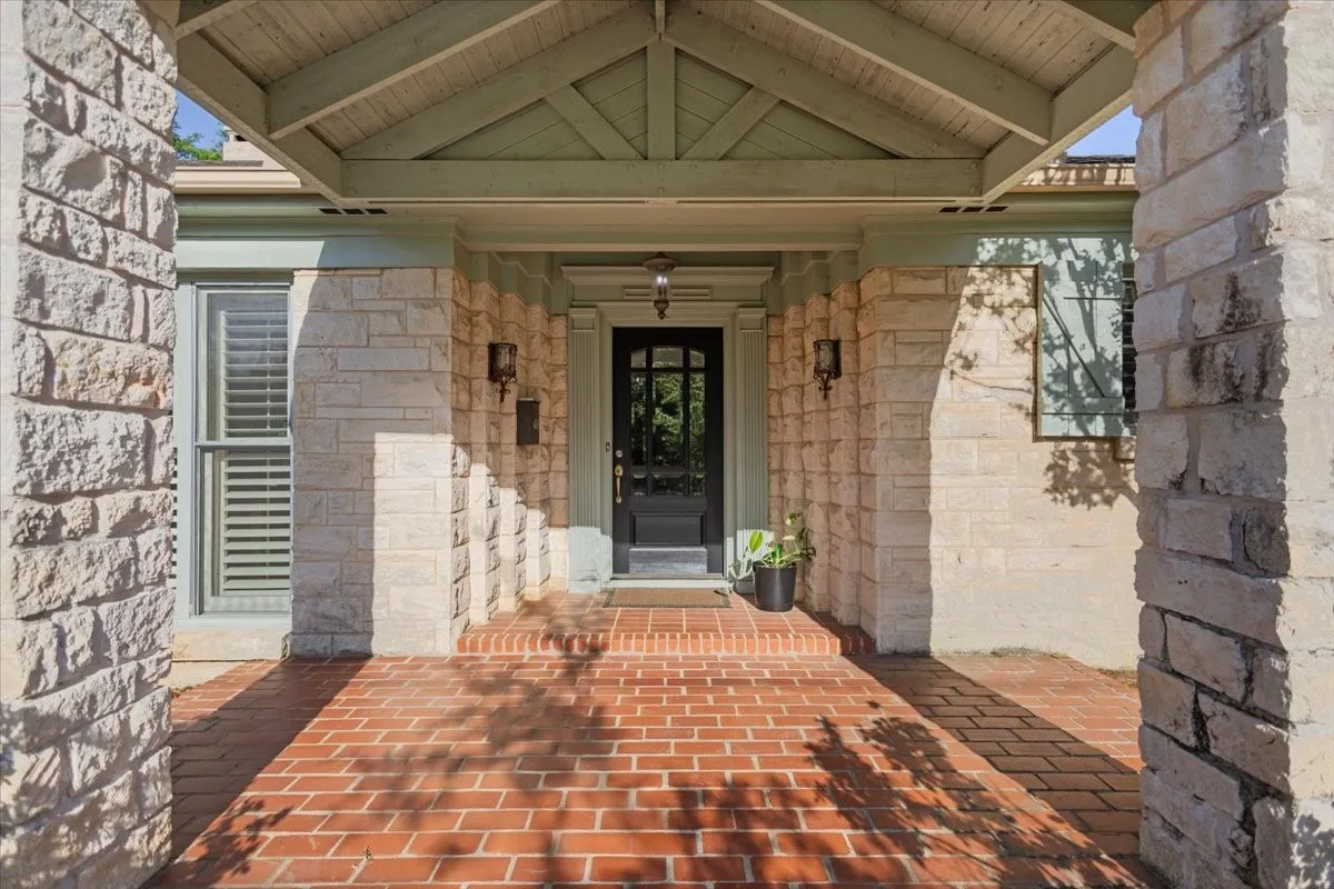 Single Family Residence For Sale in Smith County , 1420 S Donnybrook Avenue, Tyler, Texas 75701, 3 Bedrooms, 3 Bathrooms, 2 Garage spaces, 3,112 Sqft, built in 1947, Preowned, Price $499,000, mls#21235966, Real Estate Agent in Tyler, Homes For Sale in Smith county, Homes For Sale in Tyler, Realtor in Tyler Texas, Real Estate Brokerage Independent Realty Texas, Luminita Cordes Realtor