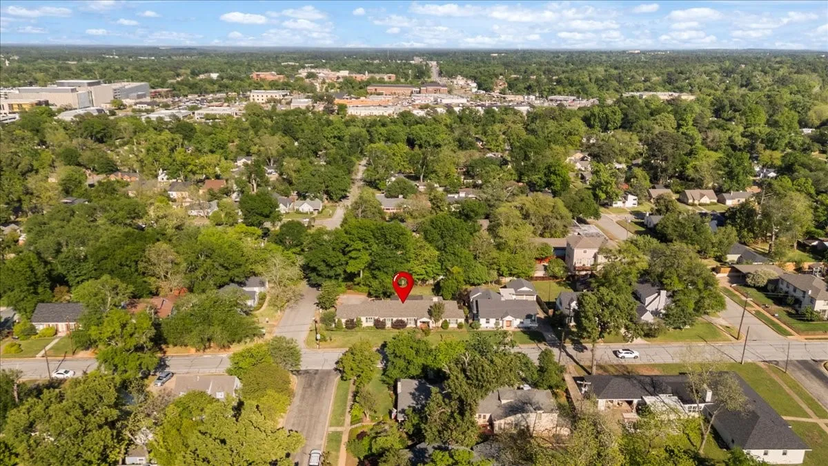 Single Family Residence For Sale in Smith County , 1420 S Donnybrook Avenue, Tyler, Texas 75701, 3 Bedrooms, 3 Bathrooms, 2 Garage spaces, 3,112 Sqft, built in 1947, Preowned, Price $499,000, mls#21235966, Real Estate Agent in Tyler, Homes For Sale in Smith county, Homes For Sale in Tyler, Realtor in Tyler Texas, Real Estate Brokerage Independent Realty Texas, Luminita Cordes Realtor
