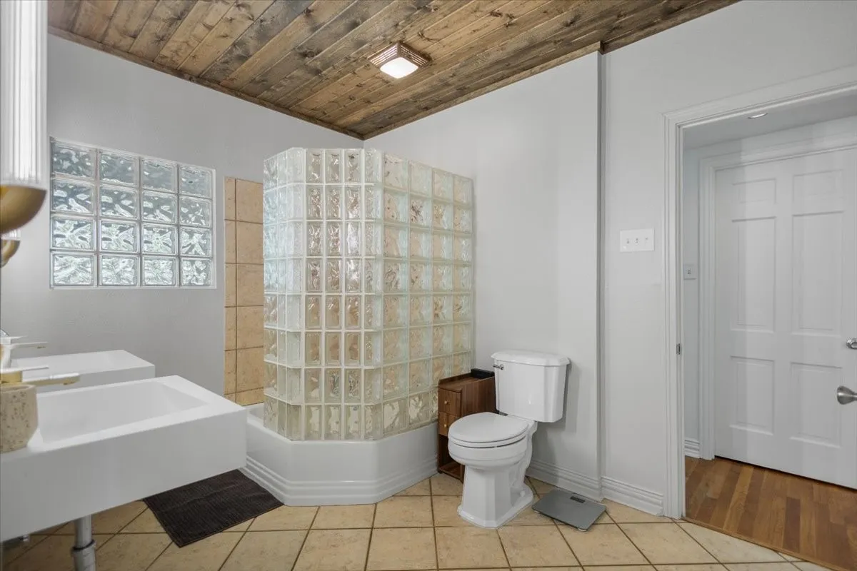 Single Family Residence For Sale in Smith County , 1420 S Donnybrook Avenue, Tyler, Texas 75701, 3 Bedrooms, 3 Bathrooms, 2 Garage spaces, 3,112 Sqft, built in 1947, Preowned, Price $499,000, mls#21235966, Real Estate Agent in Tyler, Homes For Sale in Smith county, Homes For Sale in Tyler, Realtor in Tyler Texas, Real Estate Brokerage Independent Realty Texas, Luminita Cordes Realtor