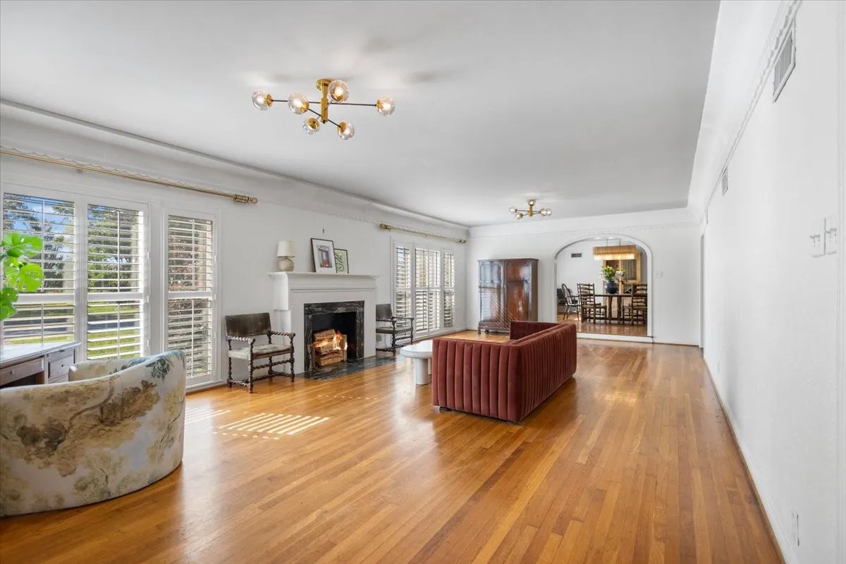 Single Family Residence For Sale in Smith County , 1420 S Donnybrook Avenue, Tyler, Texas 75701, 3 Bedrooms, 3 Bathrooms, 2 Garage spaces, 3,112 Sqft, built in 1947, Preowned, Price $499,000, mls#21235966, Real Estate Agent in Tyler, Homes For Sale in Smith county, Homes For Sale in Tyler, Realtor in Tyler Texas, Real Estate Brokerage Independent Realty Texas, Luminita Cordes Realtor