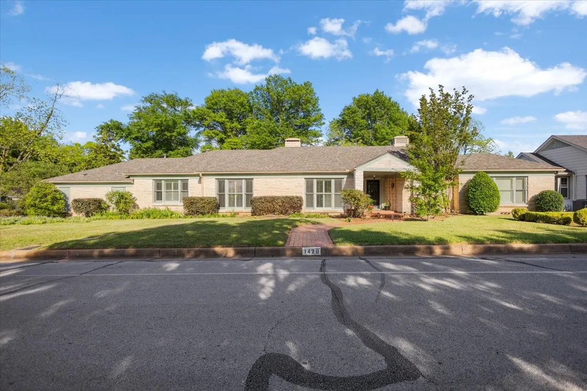 Single Family Residence For Sale in Smith County , 1420 S Donnybrook Avenue, Tyler, Texas 75701, 3 Bedrooms, 3 Bathrooms, 2 Garage spaces, 3,112 Sqft, built in 1947, Preowned, Price $499,000, mls#21235966, Real Estate Agent in Tyler, Homes For Sale in Smith county, Homes For Sale in Tyler, Realtor in Tyler Texas, Real Estate Brokerage Independent Realty Texas, Luminita Cordes Realtor