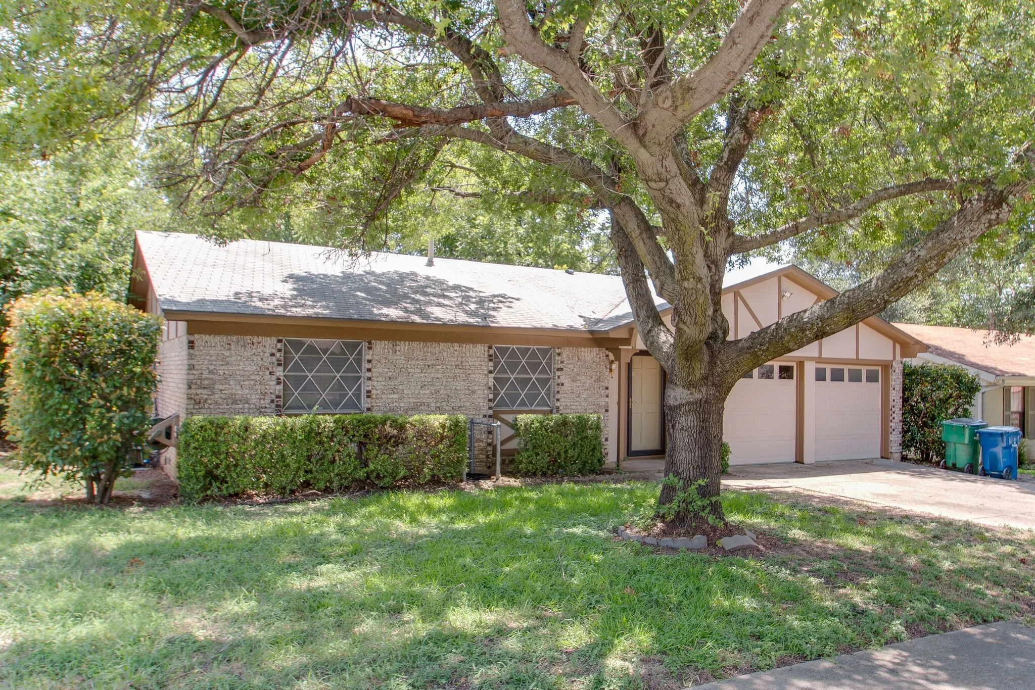 Single Family Residence For Rent in Tarrant County , 6024 Blueridge Drive, Watauga, Texas 76148, 3 Bedroom, 2 Bathroom, 2 Garage spaces, 1,123 Sqft, built in 1972, mls#21238697, Real Estate Agent in Watauga, Homes For Rent in Tarrant county, Homes For Rent in Watauga, Realtor in Watauga Texas, Real Estate Brokerage Independent Realty Texas, Luminita Cordes Realtor
