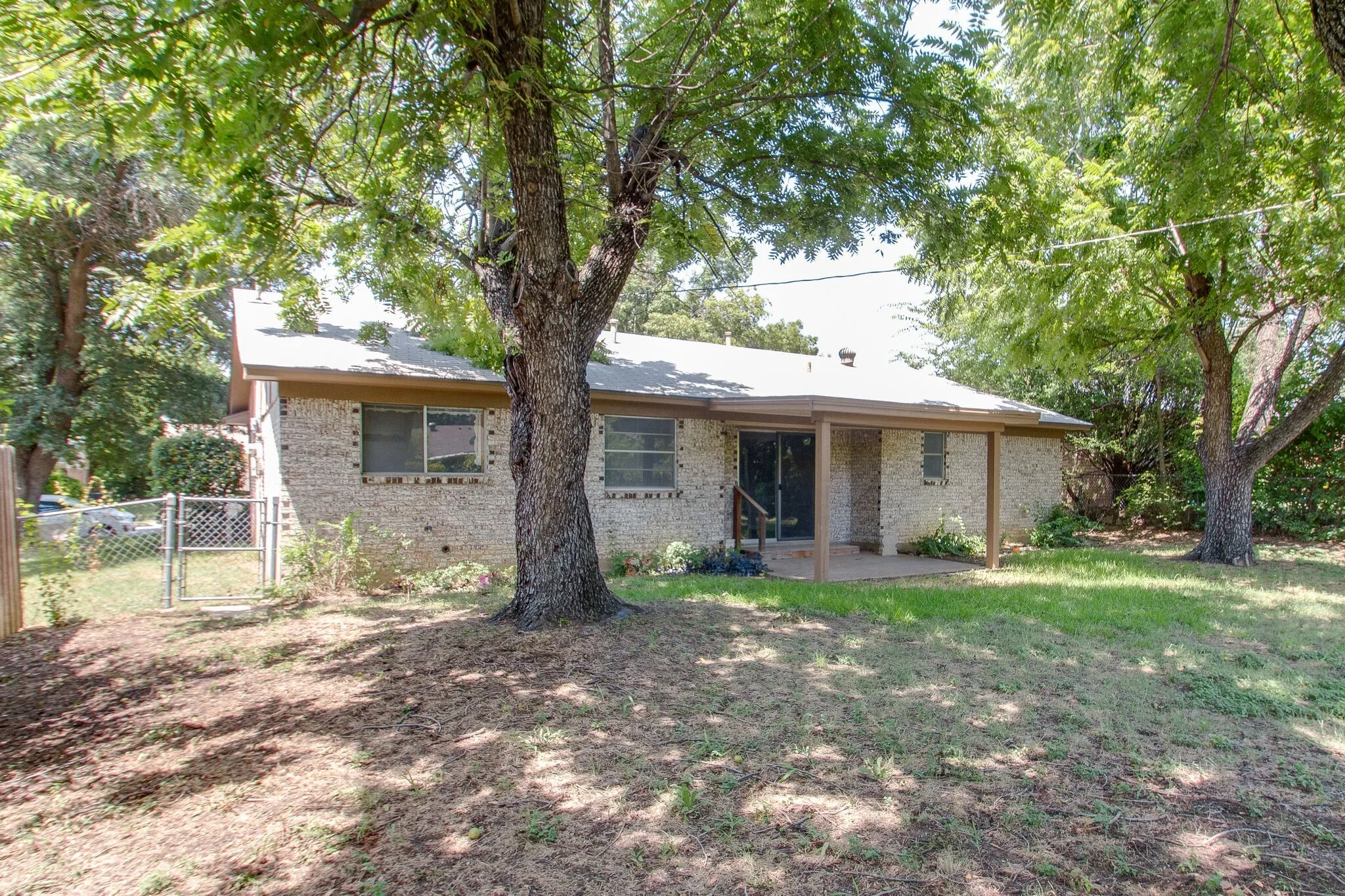 Single Family Residence For Rent in Tarrant County , 6024 Blueridge Drive, Watauga, Texas 76148, 3 Bedroom, 2 Bathroom, 2 Garage spaces, 1,123 Sqft, built in 1972, mls#21238697, Real Estate Agent in Watauga, Homes For Rent in Tarrant county, Homes For Rent in Watauga, Realtor in Watauga Texas, Real Estate Brokerage Independent Realty Texas, Luminita Cordes Realtor