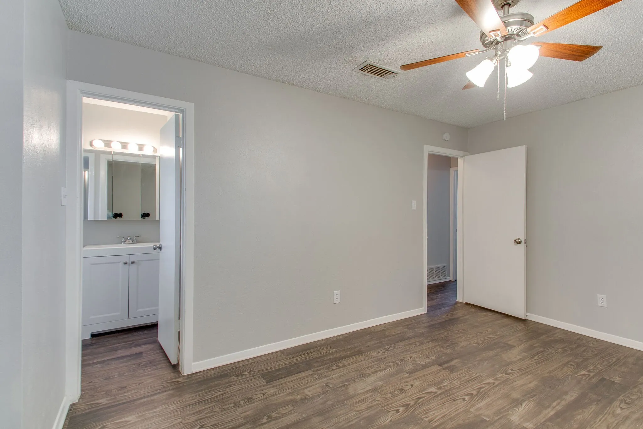 Single Family Residence For Rent in Tarrant County , 6024 Blueridge Drive, Watauga, Texas 76148, 3 Bedroom, 2 Bathroom, 2 Garage spaces, 1,123 Sqft, built in 1972, mls#21238697, Real Estate Agent in Watauga, Homes For Rent in Tarrant county, Homes For Rent in Watauga, Realtor in Watauga Texas, Real Estate Brokerage Independent Realty Texas, Luminita Cordes Realtor