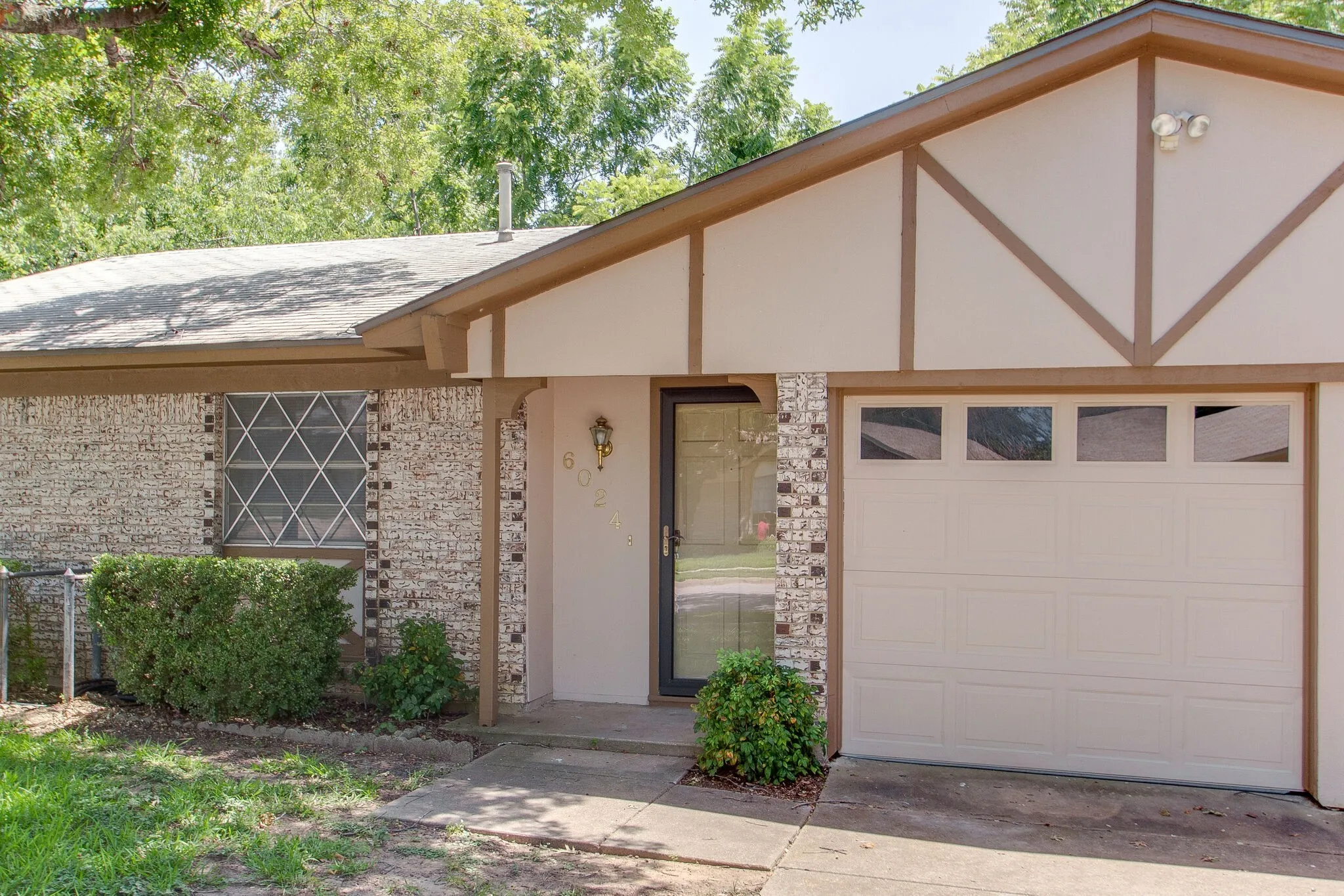 Single Family Residence For Rent in Tarrant County , 6024 Blueridge Drive, Watauga, Texas 76148, 3 Bedroom, 2 Bathroom, 2 Garage spaces, 1,123 Sqft, built in 1972, mls#21238697, Real Estate Agent in Watauga, Homes For Rent in Tarrant county, Homes For Rent in Watauga, Realtor in Watauga Texas, Real Estate Brokerage Independent Realty Texas, Luminita Cordes Realtor
