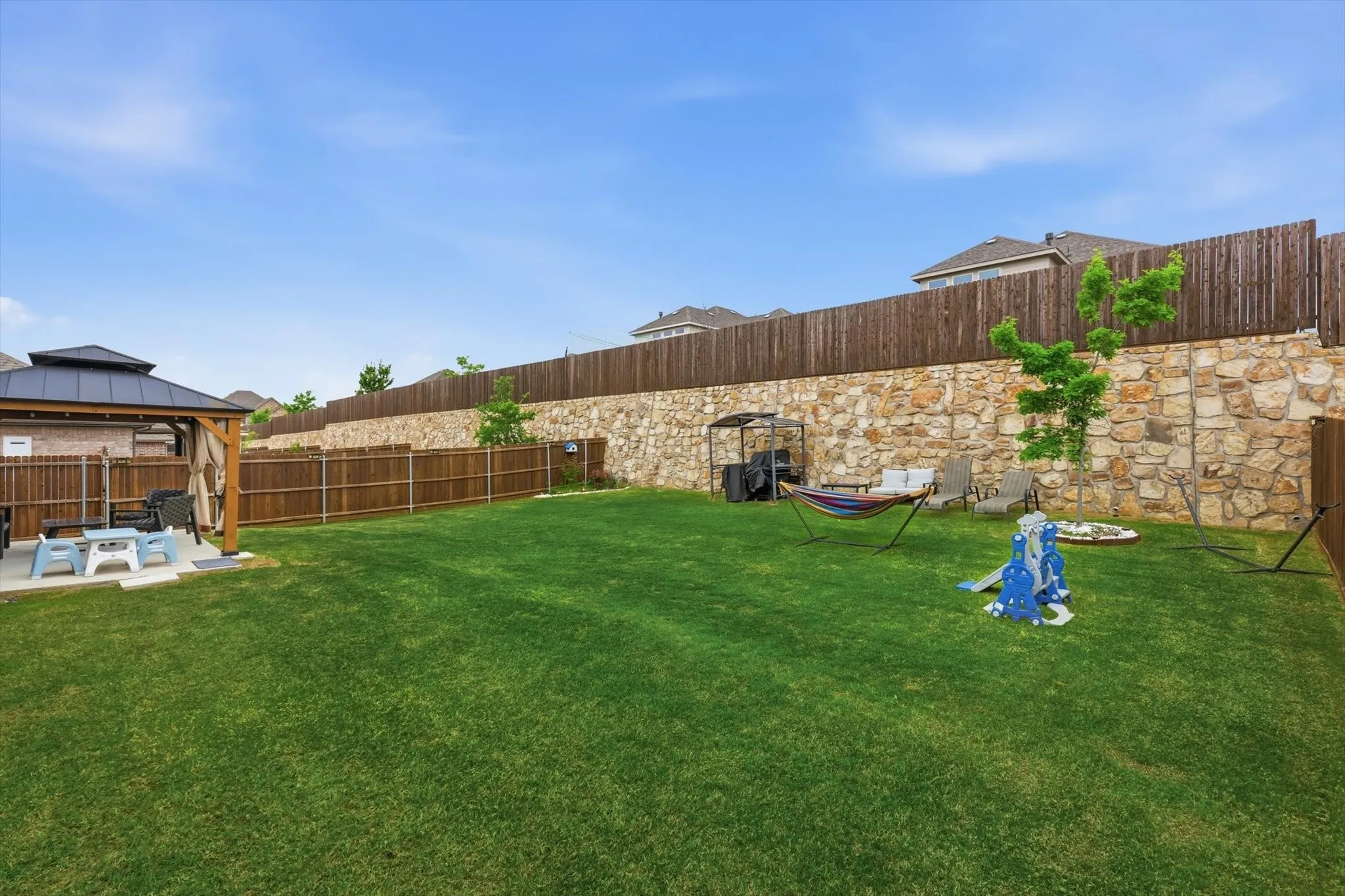 Single Family Residence For Sale in Denton County , 4126 Mountain Laurel Drive, Hickory Creek, Texas 75065, 5 Bedroom, 4 Bathroom, 2 Garage spaces, 3,052 Sqft, built in 2022, Preowned, mls#21237993, Real Estate Agent in Hickory Creek, Homes For Sale in Denton county, Homes For Sale in Hickory Creek, Realtor in Hickory Creek Texas, Real Estate Brokerage Independent Realty Texas, Luminita Cordes Realtor