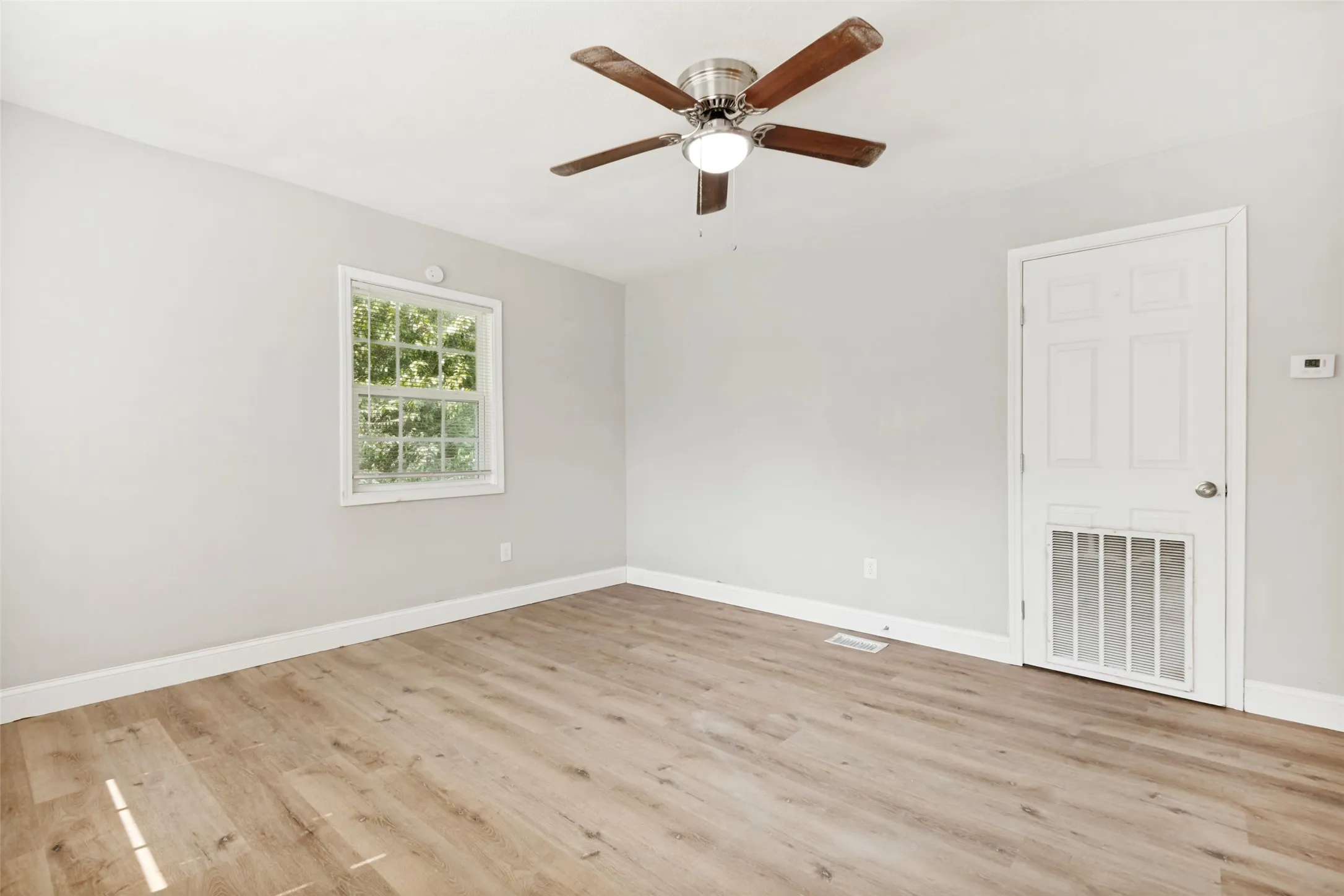 Single Family Residence For Sale in Wood County , 422 Stone Street, Mineola, Texas 75773, 3 Bedroom, 2 Bathroom, Garage spaces, 1,281 Sqft, built in 1940, mls#21238809, Real Estate Agent in Mineola, Homes For Sale in Wood county, Homes For Sale in Mineola, Realtor in Mineola Texas, Real Estate Brokerage Independent Realty Texas, Luminita Cordes Realtor