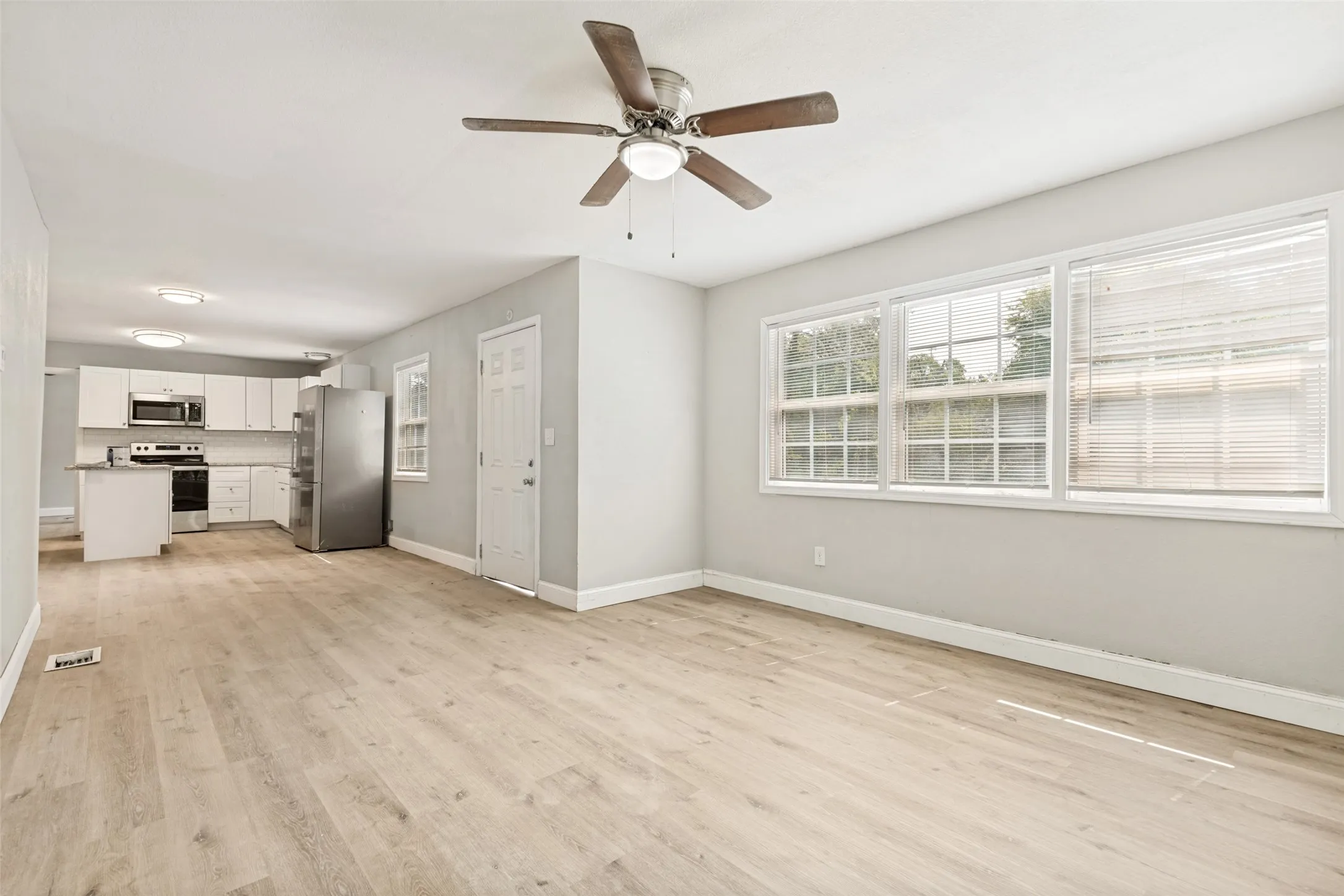 Single Family Residence For Sale in Wood County , 422 Stone Street, Mineola, Texas 75773, 3 Bedroom, 2 Bathroom, Garage spaces, 1,281 Sqft, built in 1940, mls#21238809, Real Estate Agent in Mineola, Homes For Sale in Wood county, Homes For Sale in Mineola, Realtor in Mineola Texas, Real Estate Brokerage Independent Realty Texas, Luminita Cordes Realtor