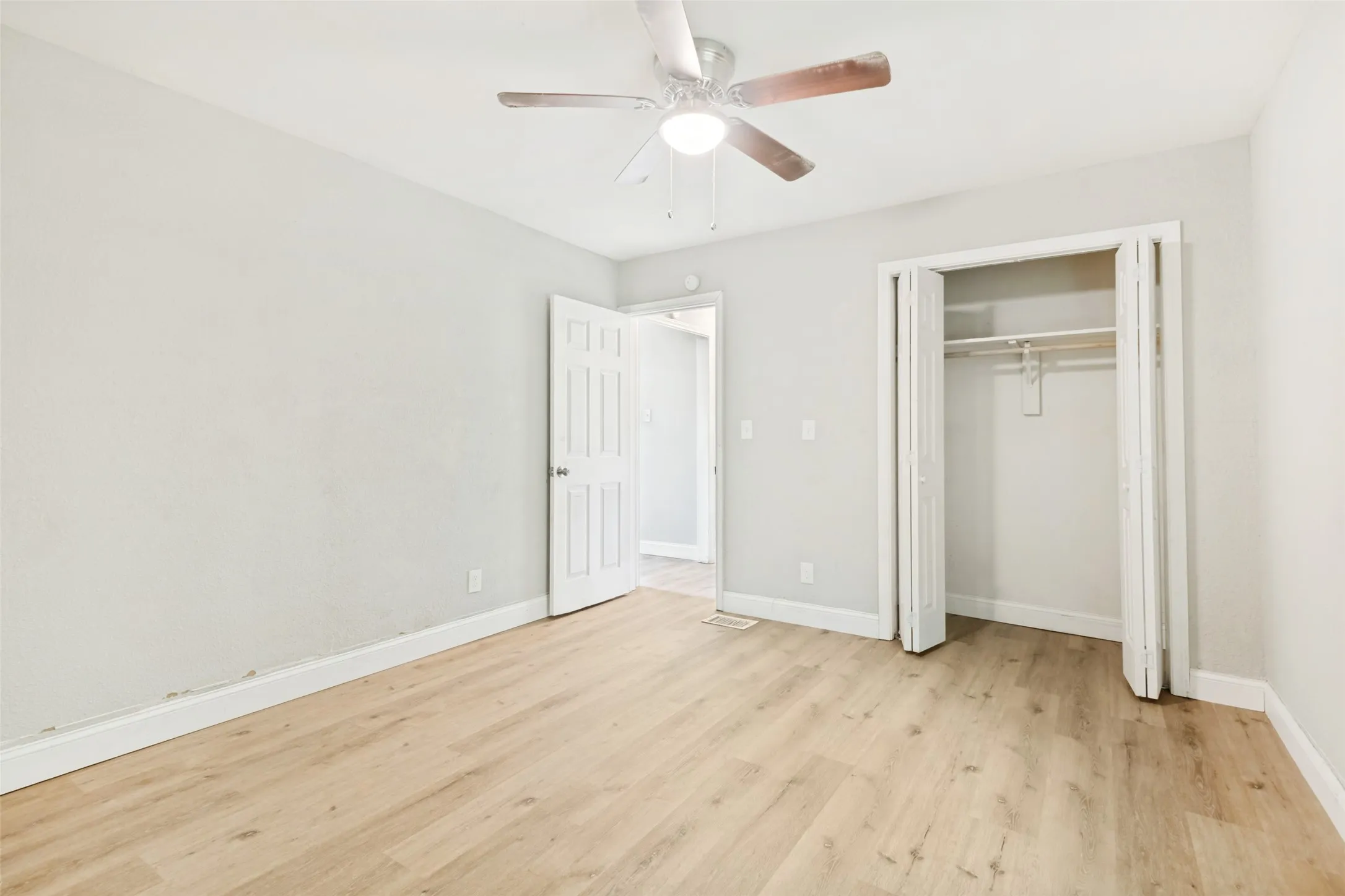 Single Family Residence For Sale in Wood County , 422 Stone Street, Mineola, Texas 75773, 3 Bedroom, 2 Bathroom, Garage spaces, 1,281 Sqft, built in 1940, mls#21238809, Real Estate Agent in Mineola, Homes For Sale in Wood county, Homes For Sale in Mineola, Realtor in Mineola Texas, Real Estate Brokerage Independent Realty Texas, Luminita Cordes Realtor