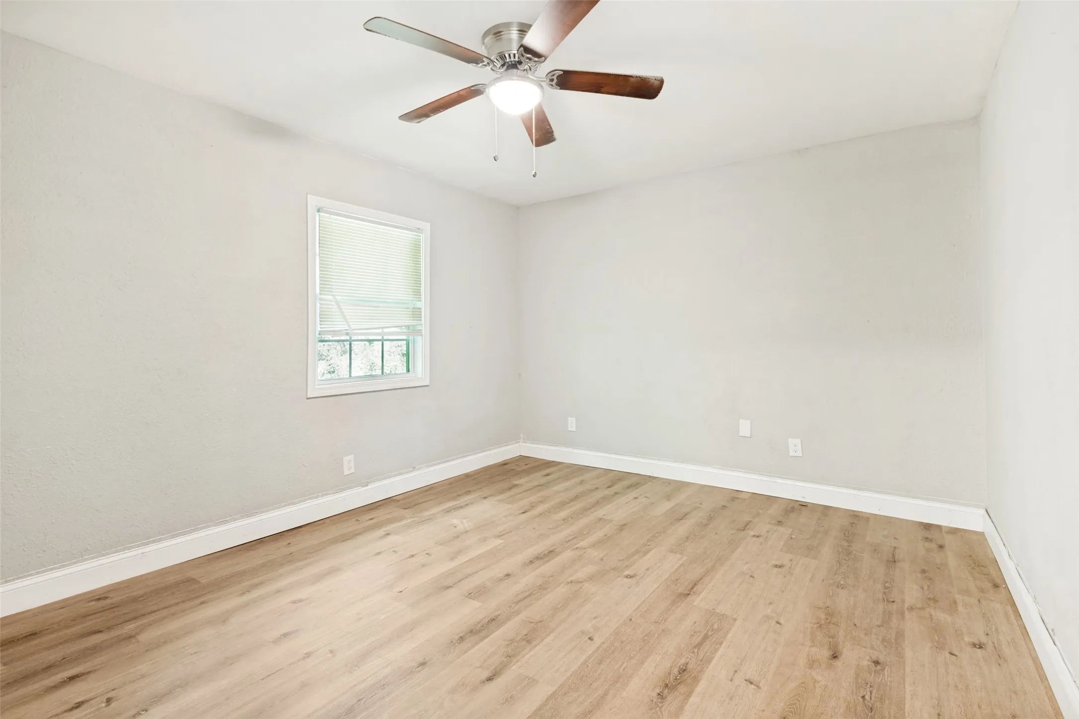 Single Family Residence For Sale in Wood County , 422 Stone Street, Mineola, Texas 75773, 3 Bedroom, 2 Bathroom, Garage spaces, 1,281 Sqft, built in 1940, mls#21238809, Real Estate Agent in Mineola, Homes For Sale in Wood county, Homes For Sale in Mineola, Realtor in Mineola Texas, Real Estate Brokerage Independent Realty Texas, Luminita Cordes Realtor