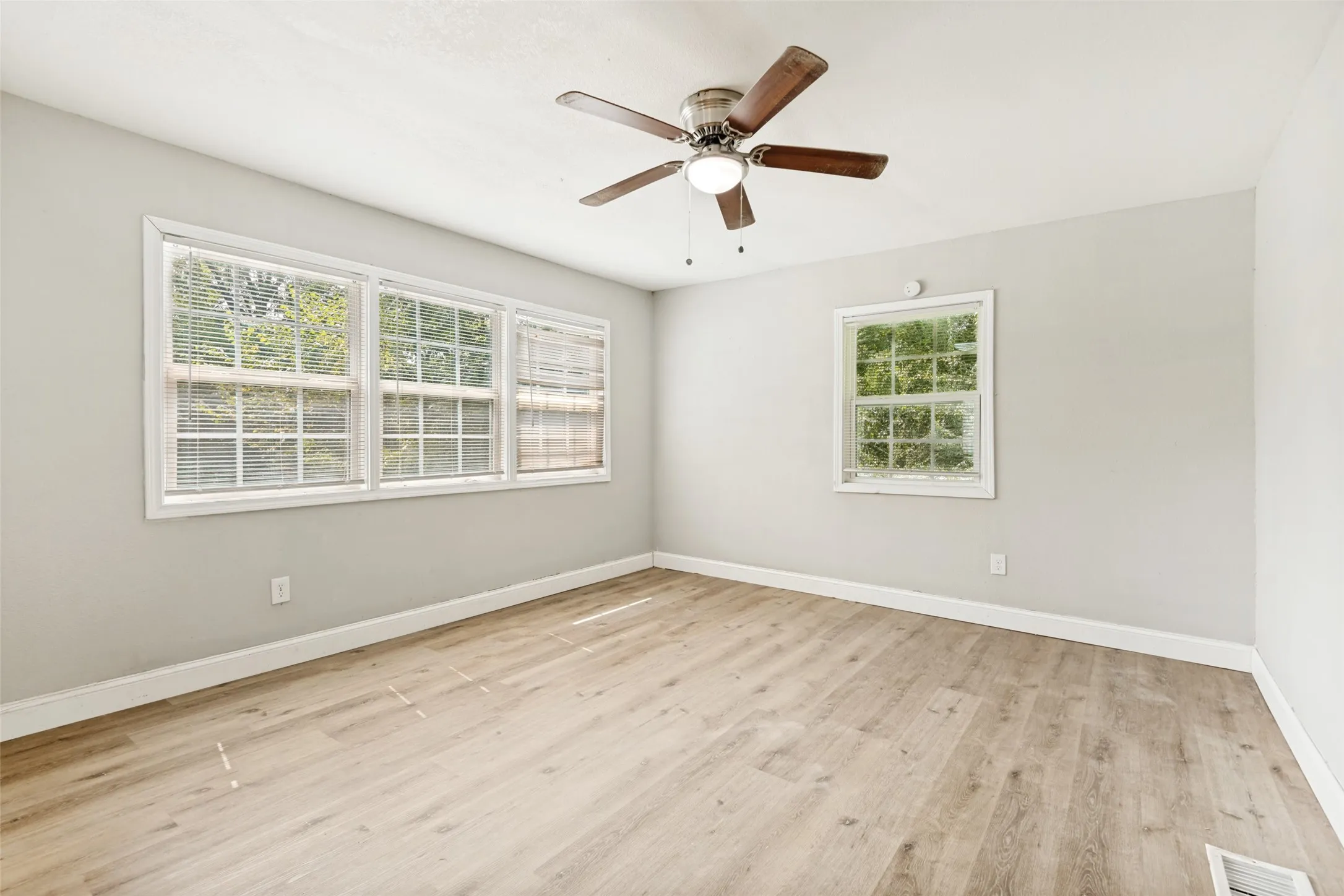 Single Family Residence For Sale in Wood County , 422 Stone Street, Mineola, Texas 75773, 3 Bedroom, 2 Bathroom, Garage spaces, 1,281 Sqft, built in 1940, mls#21238809, Real Estate Agent in Mineola, Homes For Sale in Wood county, Homes For Sale in Mineola, Realtor in Mineola Texas, Real Estate Brokerage Independent Realty Texas, Luminita Cordes Realtor