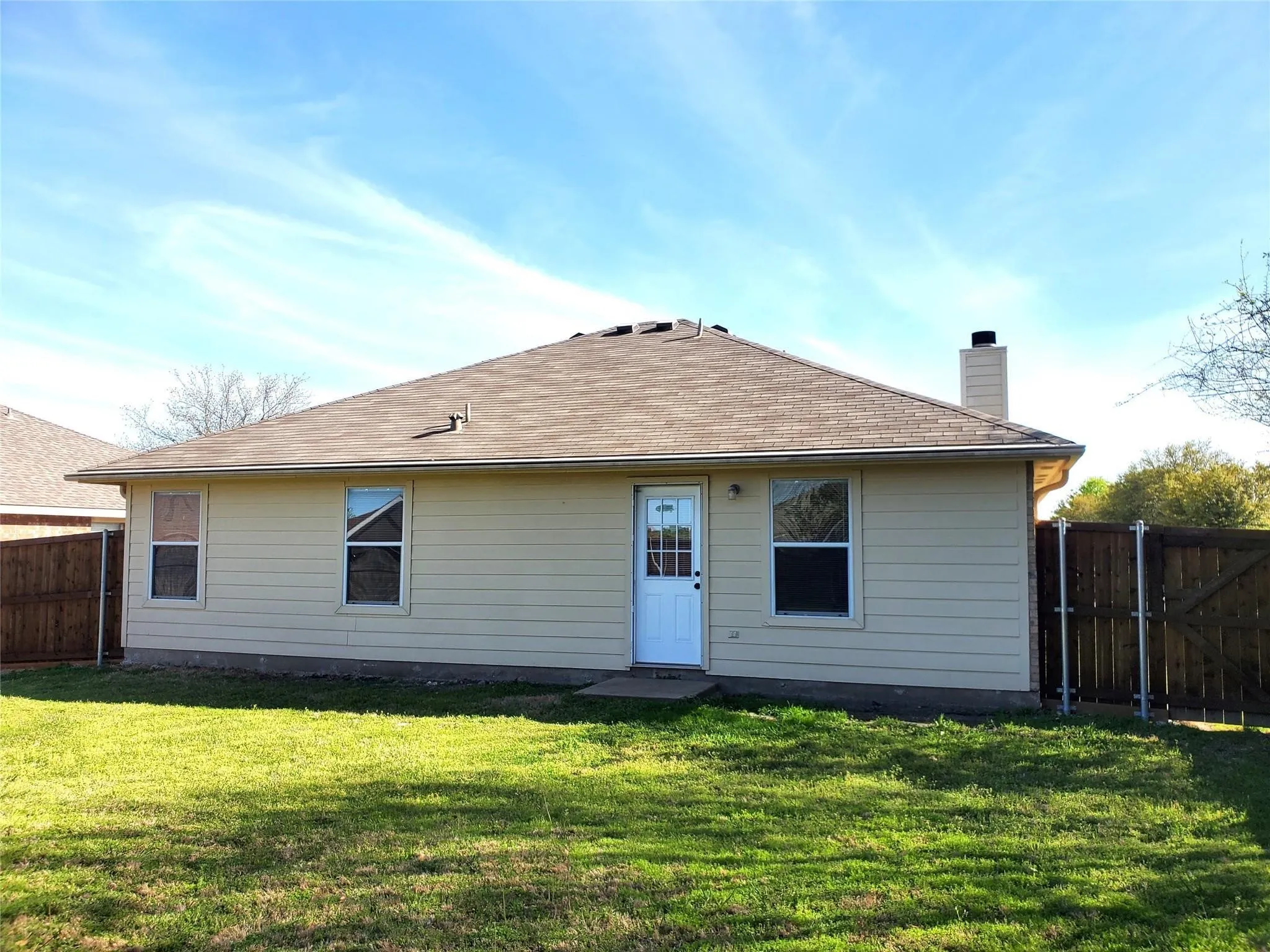 Single Family Residence For Sale in Collin County , 118 Scarlet View, Anna, Texas 75409, 3 Bedroom, 2 Bathroom, 2 Garage spaces, 1,222 Sqft, built in 2004, Price $255,000, mls#21238834, Real Estate Agent in Anna, Homes For Sale in Collin county, Homes For Sale in Anna, Realtor in Anna Texas, Real Estate Brokerage Independent Realty Texas, Luminita Cordes Realtor