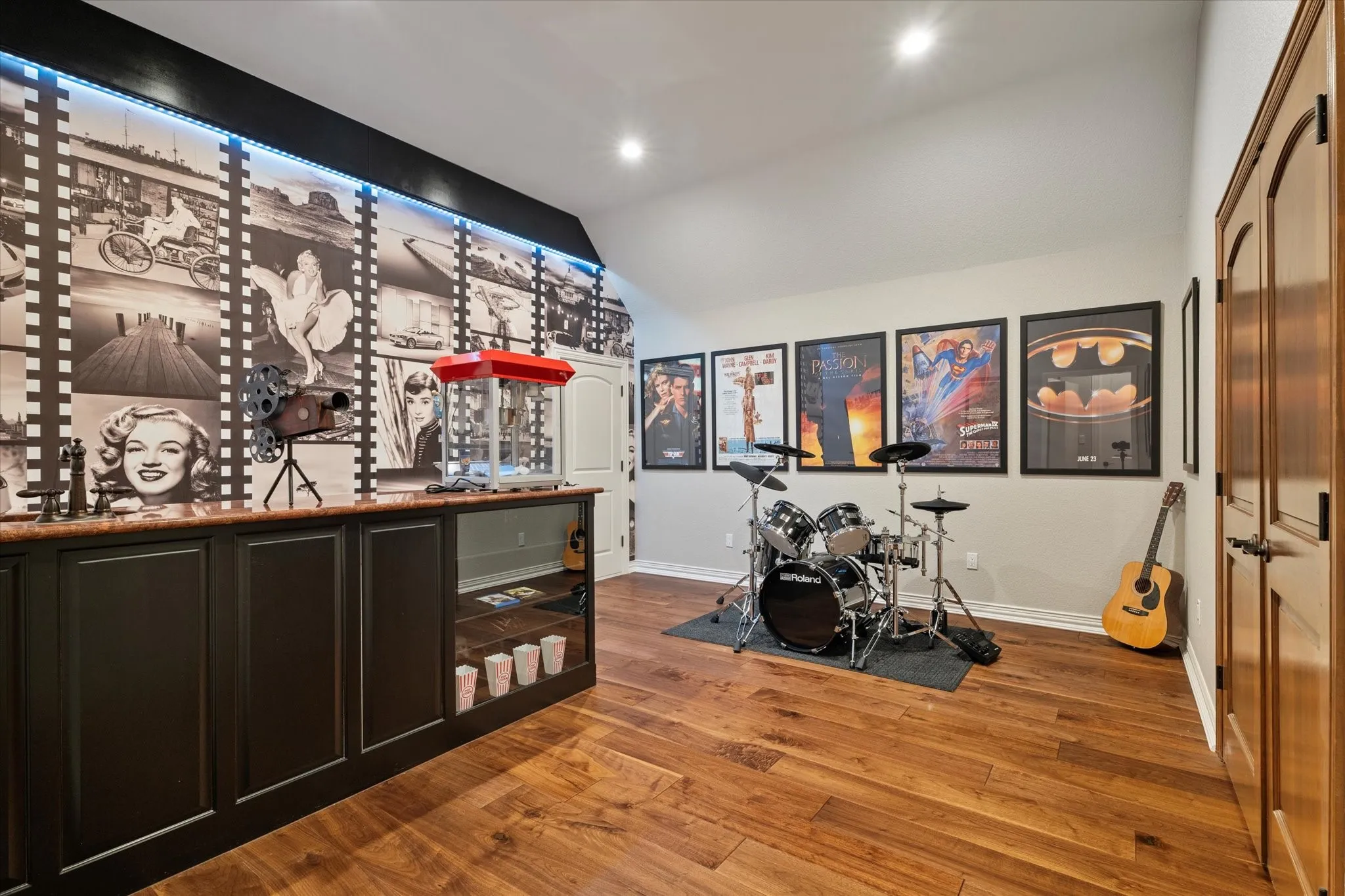Single Family Residence For Sale in Hood County , 1904 W Emerald Bend Court, Granbury, Texas 76049, 5 Bedrooms, 6 Bathrooms, 4 Garage spaces, 8,655 Sqft, built in 2007, Preowned, Price $3,900,000, mls#21238903, Real Estate Agent in Granbury, Homes For Sale in Hood county, Homes For Sale in Granbury, Realtor in Granbury Texas, Real Estate Brokerage Independent Realty Texas, Luminita Cordes Realtor