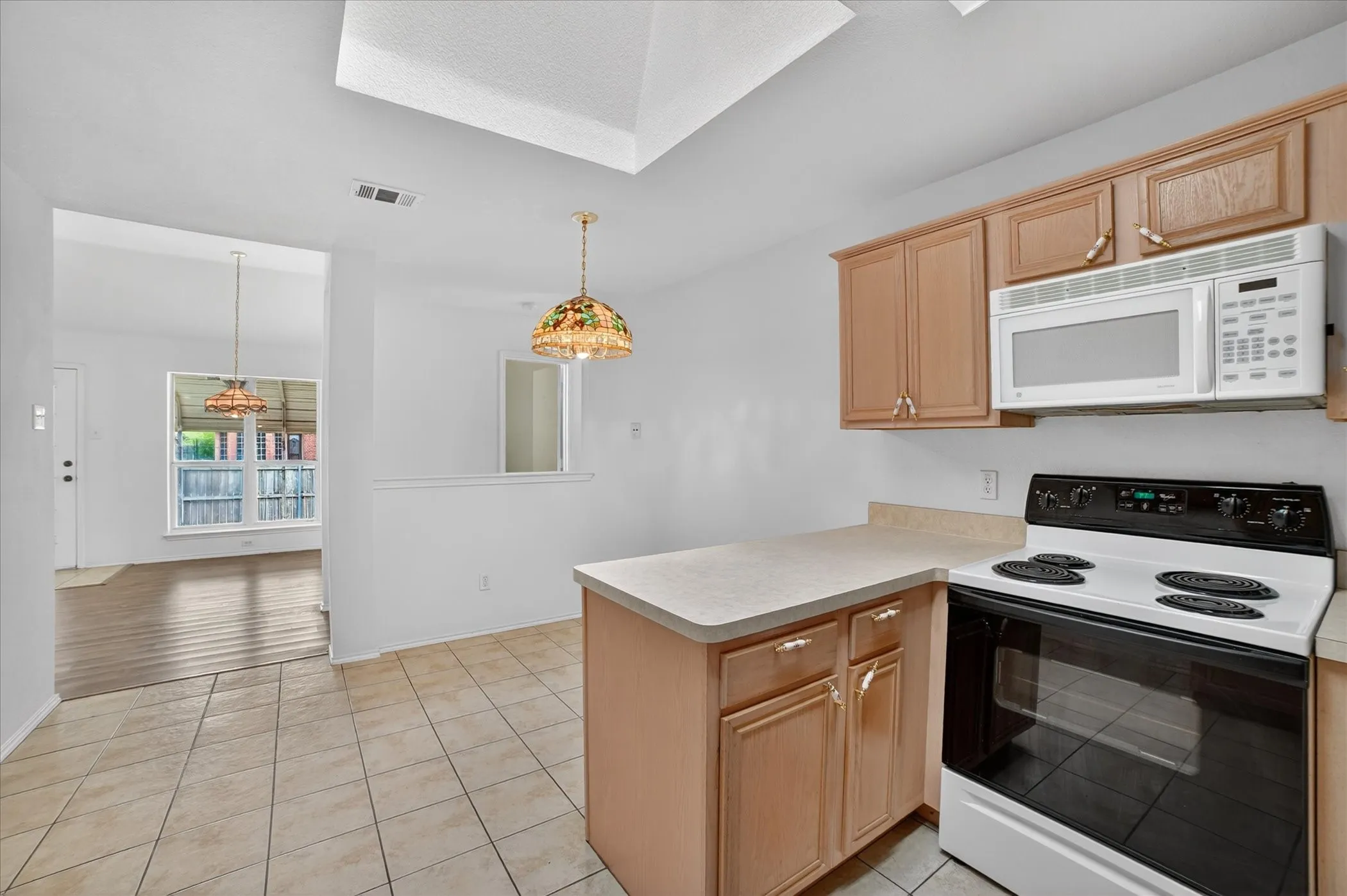 Single Family Residence For Sale in Ellis County , 1201 Rye Glen Drive, Midlothian, Texas 76065, 3 Bedroom, 2 Bathroom, 2 Garage spaces, 1,593 Sqft, built in 2002, Preowned, mls#21238084, Real Estate Agent in Midlothian, Homes For Sale in Ellis county, Homes For Sale in Midlothian, Realtor in Midlothian Texas, Real Estate Brokerage Independent Realty Texas, Luminita Cordes Realtor