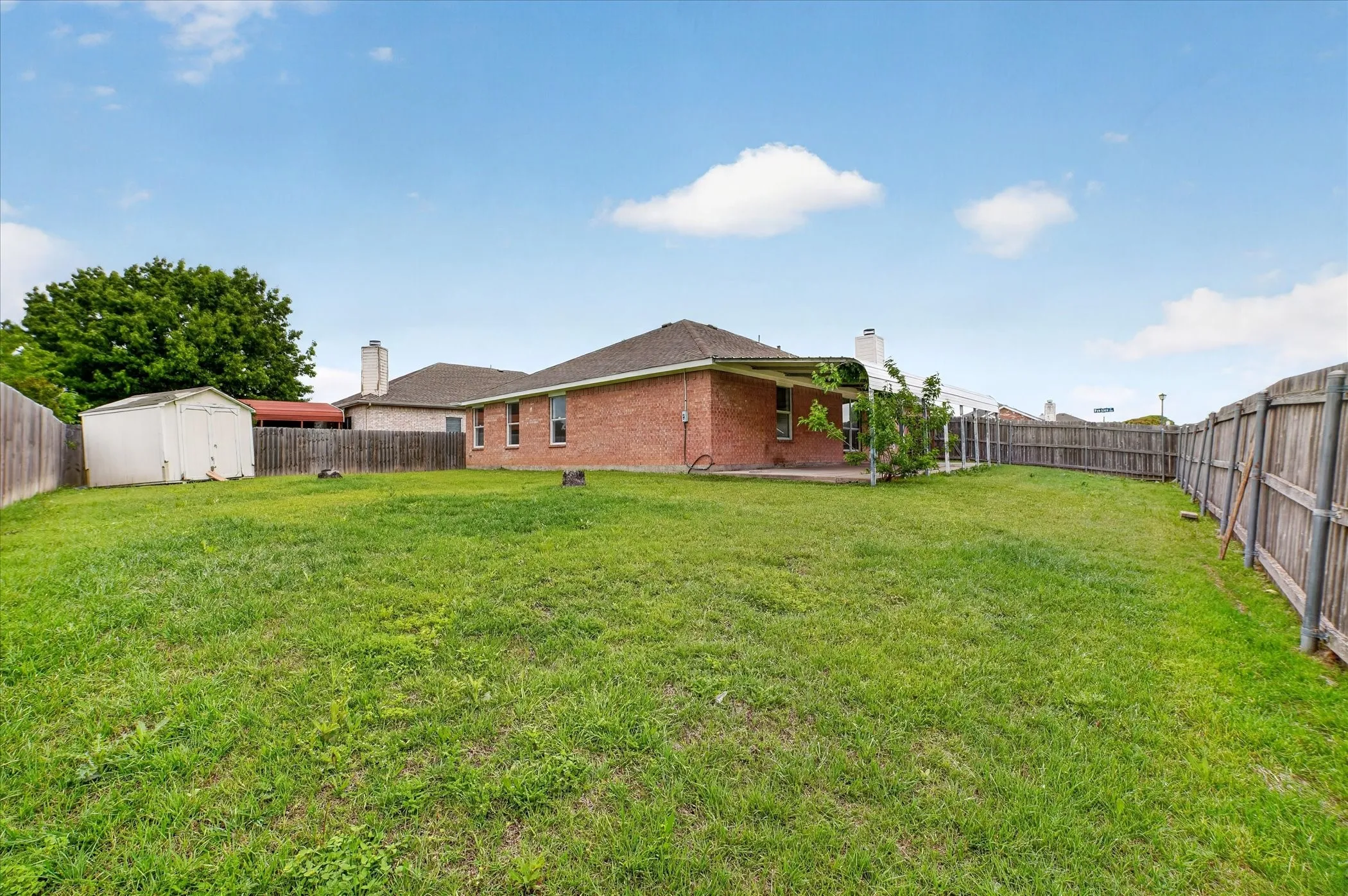 Single Family Residence For Sale in Ellis County , 1201 Rye Glen Drive, Midlothian, Texas 76065, 3 Bedroom, 2 Bathroom, 2 Garage spaces, 1,593 Sqft, built in 2002, Preowned, mls#21238084, Real Estate Agent in Midlothian, Homes For Sale in Ellis county, Homes For Sale in Midlothian, Realtor in Midlothian Texas, Real Estate Brokerage Independent Realty Texas, Luminita Cordes Realtor