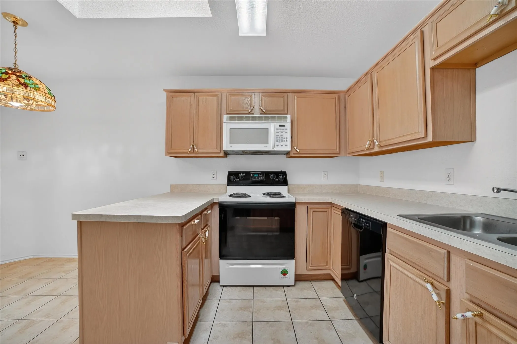 Single Family Residence For Sale in Ellis County , 1201 Rye Glen Drive, Midlothian, Texas 76065, 3 Bedroom, 2 Bathroom, 2 Garage spaces, 1,593 Sqft, built in 2002, Preowned, mls#21238084, Real Estate Agent in Midlothian, Homes For Sale in Ellis county, Homes For Sale in Midlothian, Realtor in Midlothian Texas, Real Estate Brokerage Independent Realty Texas, Luminita Cordes Realtor