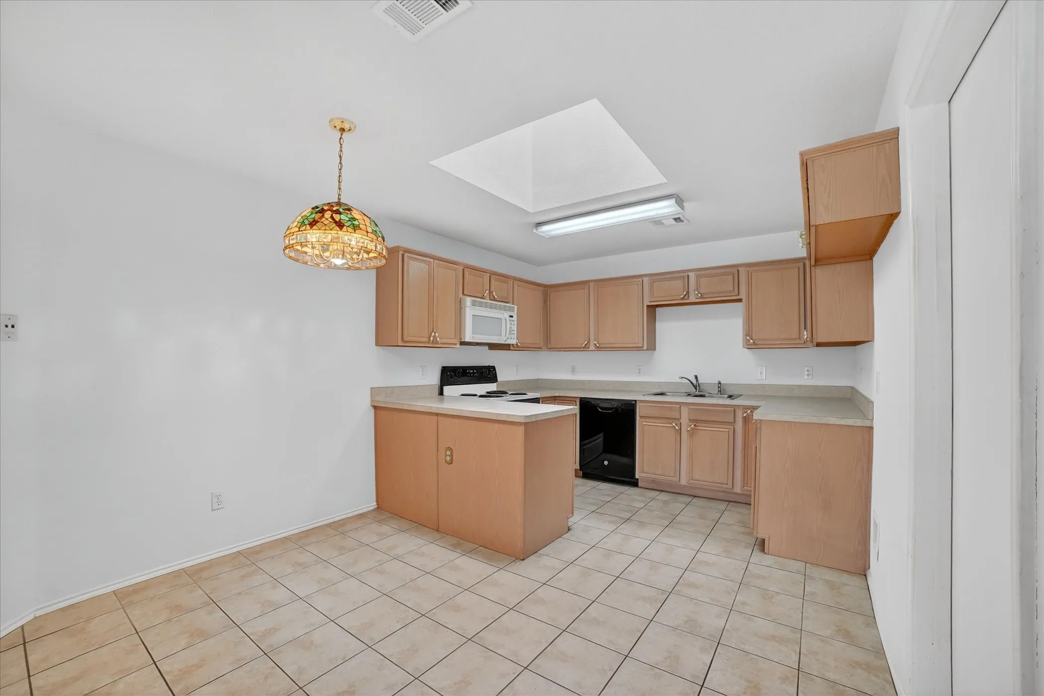 Single Family Residence For Sale in Ellis County , 1201 Rye Glen Drive, Midlothian, Texas 76065, 3 Bedroom, 2 Bathroom, 2 Garage spaces, 1,593 Sqft, built in 2002, Preowned, mls#21238084, Real Estate Agent in Midlothian, Homes For Sale in Ellis county, Homes For Sale in Midlothian, Realtor in Midlothian Texas, Real Estate Brokerage Independent Realty Texas, Luminita Cordes Realtor