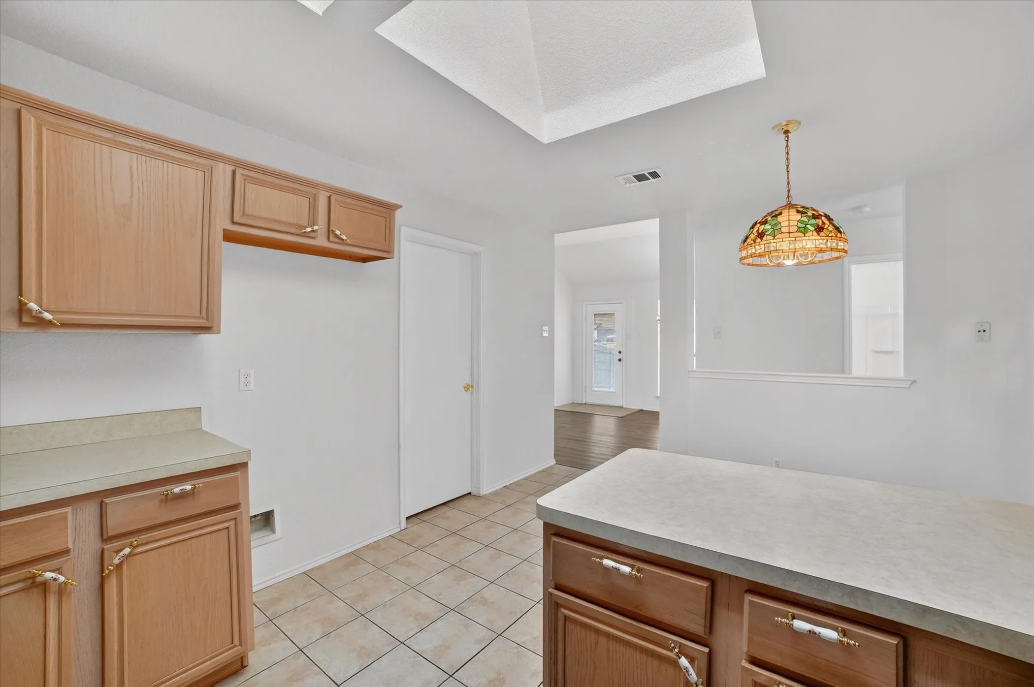Single Family Residence For Sale in Ellis County , 1201 Rye Glen Drive, Midlothian, Texas 76065, 3 Bedroom, 2 Bathroom, 2 Garage spaces, 1,593 Sqft, built in 2002, Preowned, mls#21238084, Real Estate Agent in Midlothian, Homes For Sale in Ellis county, Homes For Sale in Midlothian, Realtor in Midlothian Texas, Real Estate Brokerage Independent Realty Texas, Luminita Cordes Realtor