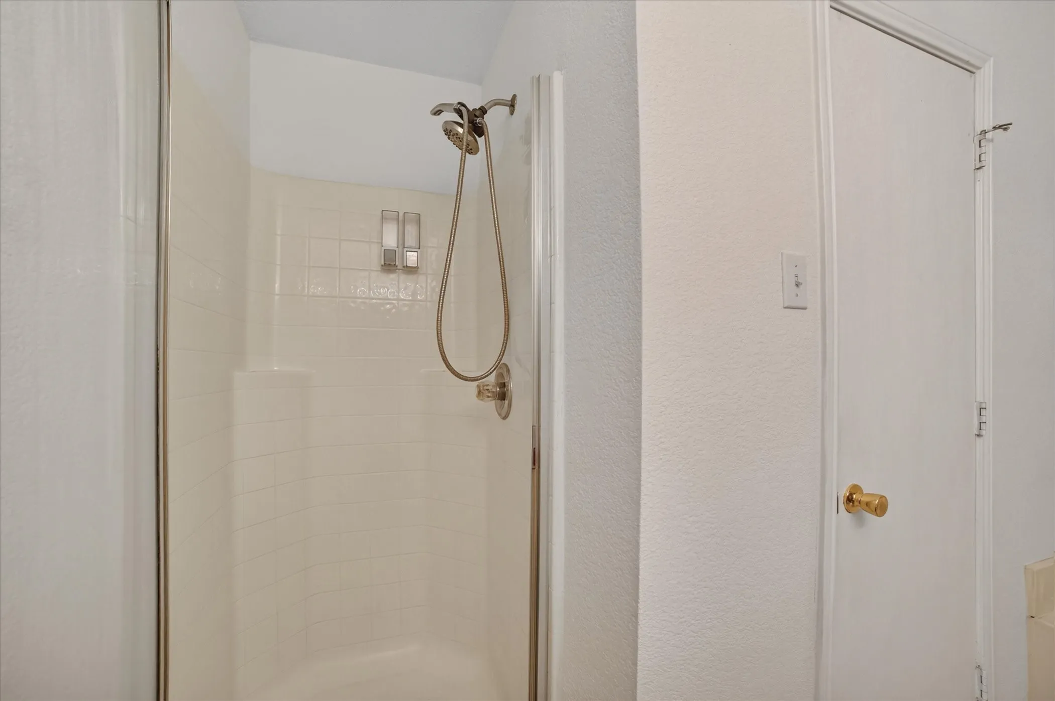 Single Family Residence For Sale in Ellis County , 1201 Rye Glen Drive, Midlothian, Texas 76065, 3 Bedroom, 2 Bathroom, 2 Garage spaces, 1,593 Sqft, built in 2002, Preowned, mls#21238084, Real Estate Agent in Midlothian, Homes For Sale in Ellis county, Homes For Sale in Midlothian, Realtor in Midlothian Texas, Real Estate Brokerage Independent Realty Texas, Luminita Cordes Realtor