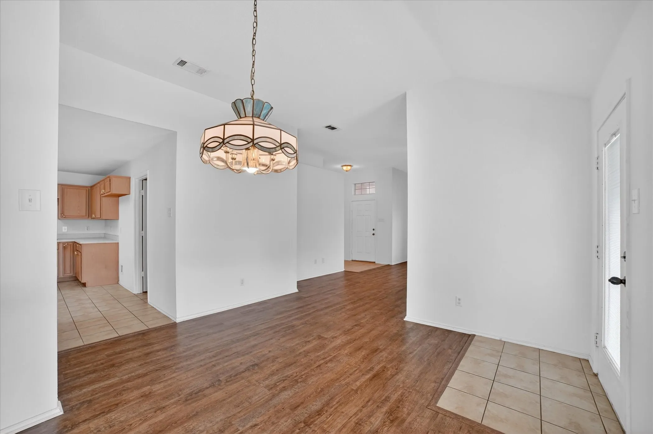 Single Family Residence For Sale in Ellis County , 1201 Rye Glen Drive, Midlothian, Texas 76065, 3 Bedroom, 2 Bathroom, 2 Garage spaces, 1,593 Sqft, built in 2002, Preowned, mls#21238084, Real Estate Agent in Midlothian, Homes For Sale in Ellis county, Homes For Sale in Midlothian, Realtor in Midlothian Texas, Real Estate Brokerage Independent Realty Texas, Luminita Cordes Realtor