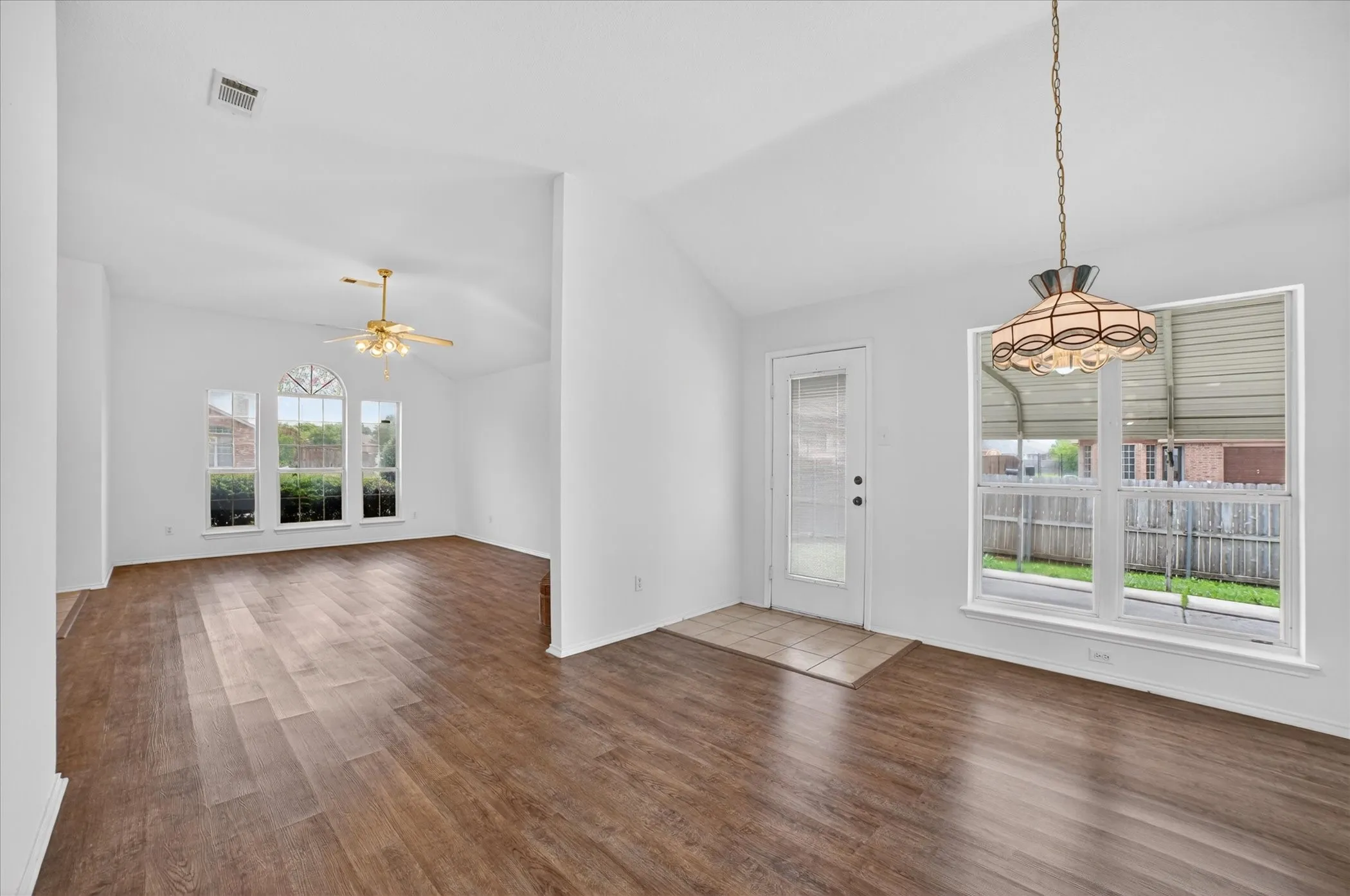 Single Family Residence For Sale in Ellis County , 1201 Rye Glen Drive, Midlothian, Texas 76065, 3 Bedroom, 2 Bathroom, 2 Garage spaces, 1,593 Sqft, built in 2002, Preowned, mls#21238084, Real Estate Agent in Midlothian, Homes For Sale in Ellis county, Homes For Sale in Midlothian, Realtor in Midlothian Texas, Real Estate Brokerage Independent Realty Texas, Luminita Cordes Realtor