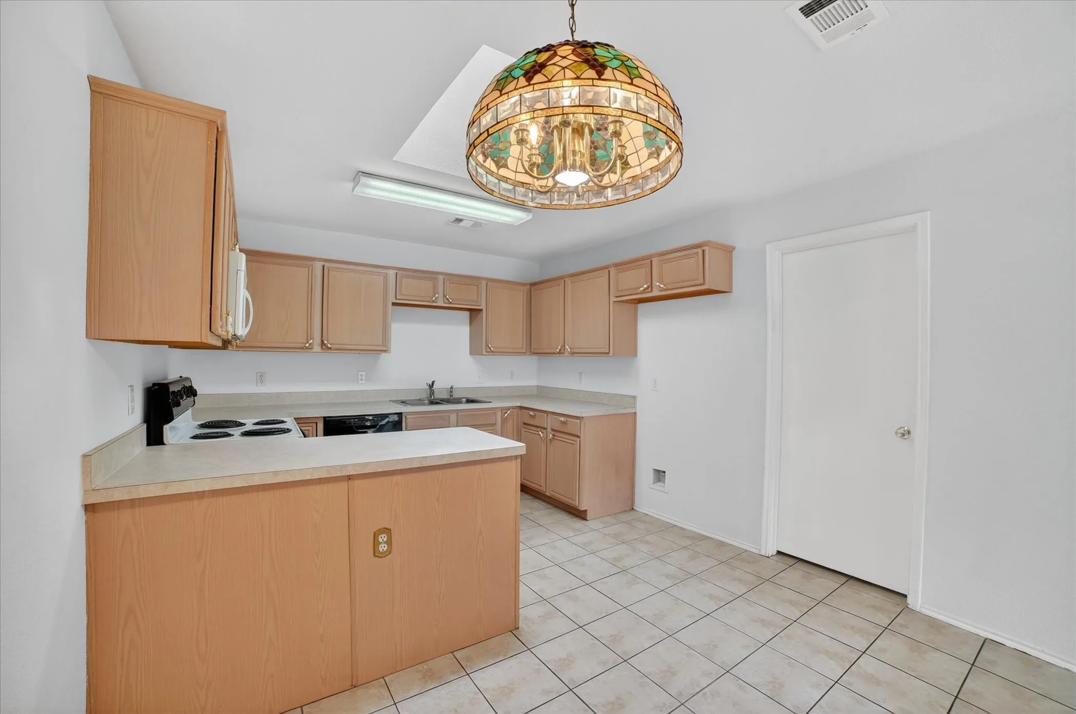 Single Family Residence For Sale in Ellis County , 1201 Rye Glen Drive, Midlothian, Texas 76065, 3 Bedroom, 2 Bathroom, 2 Garage spaces, 1,593 Sqft, built in 2002, Preowned, mls#21238084, Real Estate Agent in Midlothian, Homes For Sale in Ellis county, Homes For Sale in Midlothian, Realtor in Midlothian Texas, Real Estate Brokerage Independent Realty Texas, Luminita Cordes Realtor