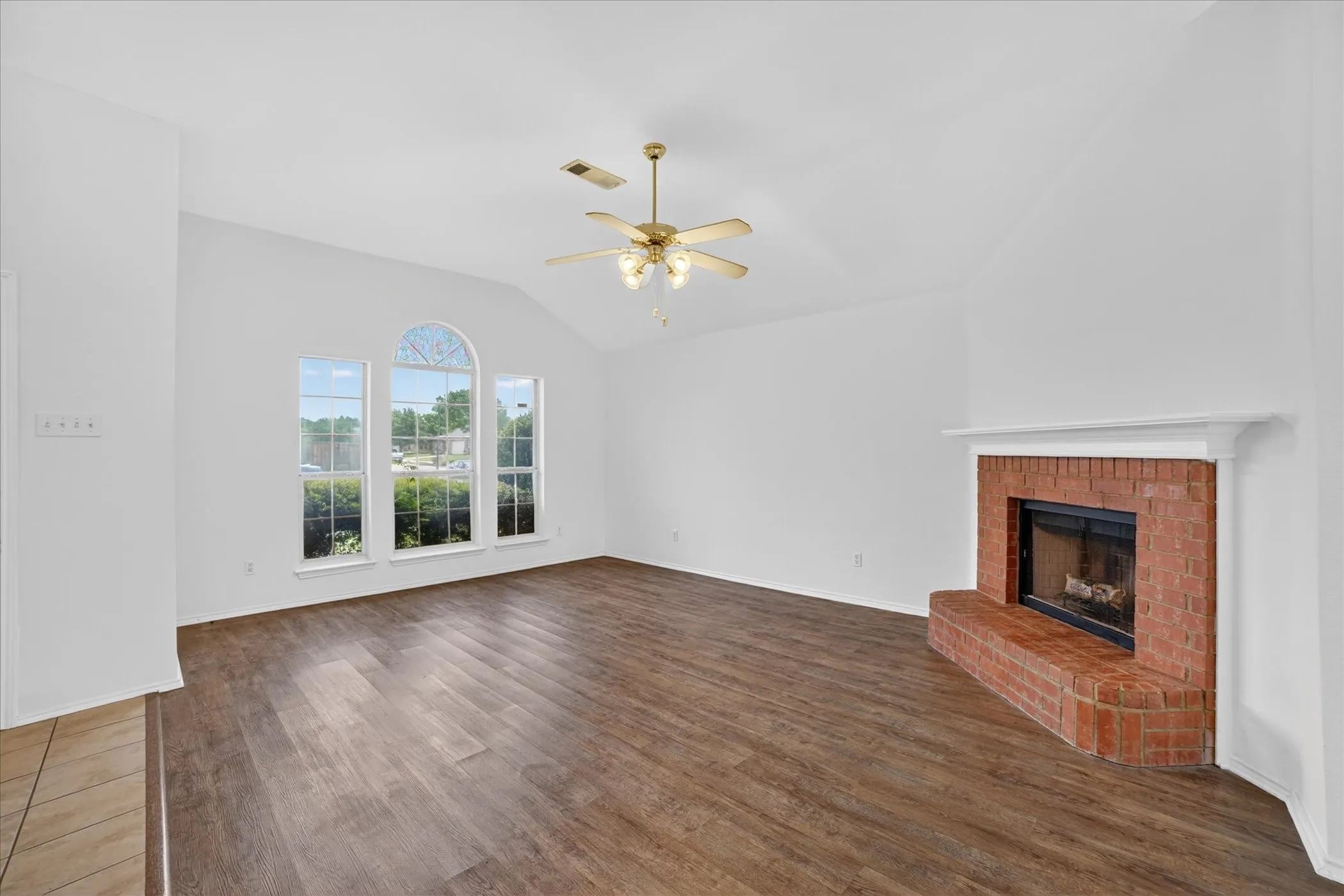 Single Family Residence For Sale in Ellis County , 1201 Rye Glen Drive, Midlothian, Texas 76065, 3 Bedroom, 2 Bathroom, 2 Garage spaces, 1,593 Sqft, built in 2002, Preowned, mls#21238084, Real Estate Agent in Midlothian, Homes For Sale in Ellis county, Homes For Sale in Midlothian, Realtor in Midlothian Texas, Real Estate Brokerage Independent Realty Texas, Luminita Cordes Realtor