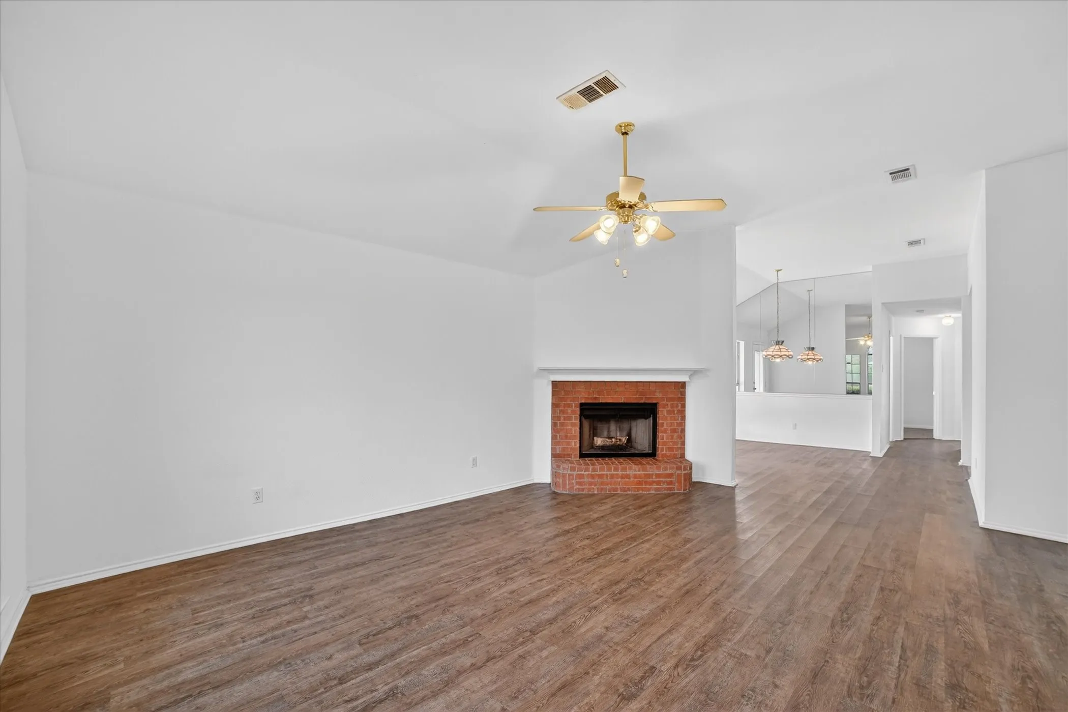Single Family Residence For Sale in Ellis County , 1201 Rye Glen Drive, Midlothian, Texas 76065, 3 Bedroom, 2 Bathroom, 2 Garage spaces, 1,593 Sqft, built in 2002, Preowned, mls#21238084, Real Estate Agent in Midlothian, Homes For Sale in Ellis county, Homes For Sale in Midlothian, Realtor in Midlothian Texas, Real Estate Brokerage Independent Realty Texas, Luminita Cordes Realtor