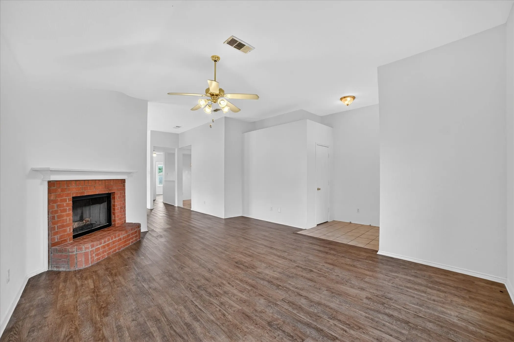 Single Family Residence For Sale in Ellis County , 1201 Rye Glen Drive, Midlothian, Texas 76065, 3 Bedroom, 2 Bathroom, 2 Garage spaces, 1,593 Sqft, built in 2002, Preowned, mls#21238084, Real Estate Agent in Midlothian, Homes For Sale in Ellis county, Homes For Sale in Midlothian, Realtor in Midlothian Texas, Real Estate Brokerage Independent Realty Texas, Luminita Cordes Realtor