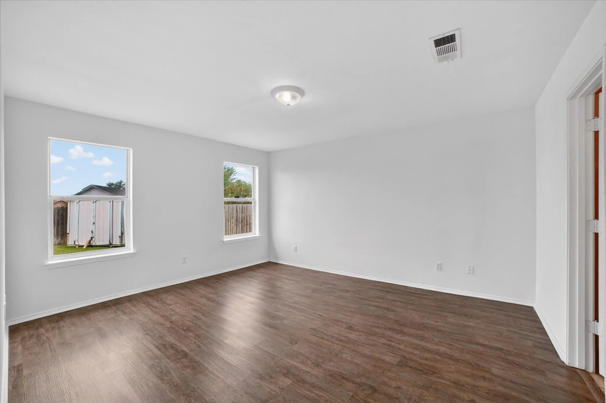Single Family Residence For Sale in Ellis County , 1201 Rye Glen Drive, Midlothian, Texas 76065, 3 Bedroom, 2 Bathroom, 2 Garage spaces, 1,593 Sqft, built in 2002, Preowned, mls#21238084, Real Estate Agent in Midlothian, Homes For Sale in Ellis county, Homes For Sale in Midlothian, Realtor in Midlothian Texas, Real Estate Brokerage Independent Realty Texas, Luminita Cordes Realtor