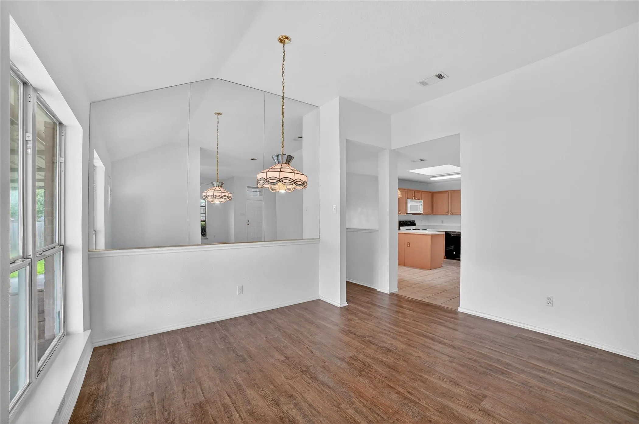 Single Family Residence For Sale in Ellis County , 1201 Rye Glen Drive, Midlothian, Texas 76065, 3 Bedroom, 2 Bathroom, 2 Garage spaces, 1,593 Sqft, built in 2002, Preowned, mls#21238084, Real Estate Agent in Midlothian, Homes For Sale in Ellis county, Homes For Sale in Midlothian, Realtor in Midlothian Texas, Real Estate Brokerage Independent Realty Texas, Luminita Cordes Realtor